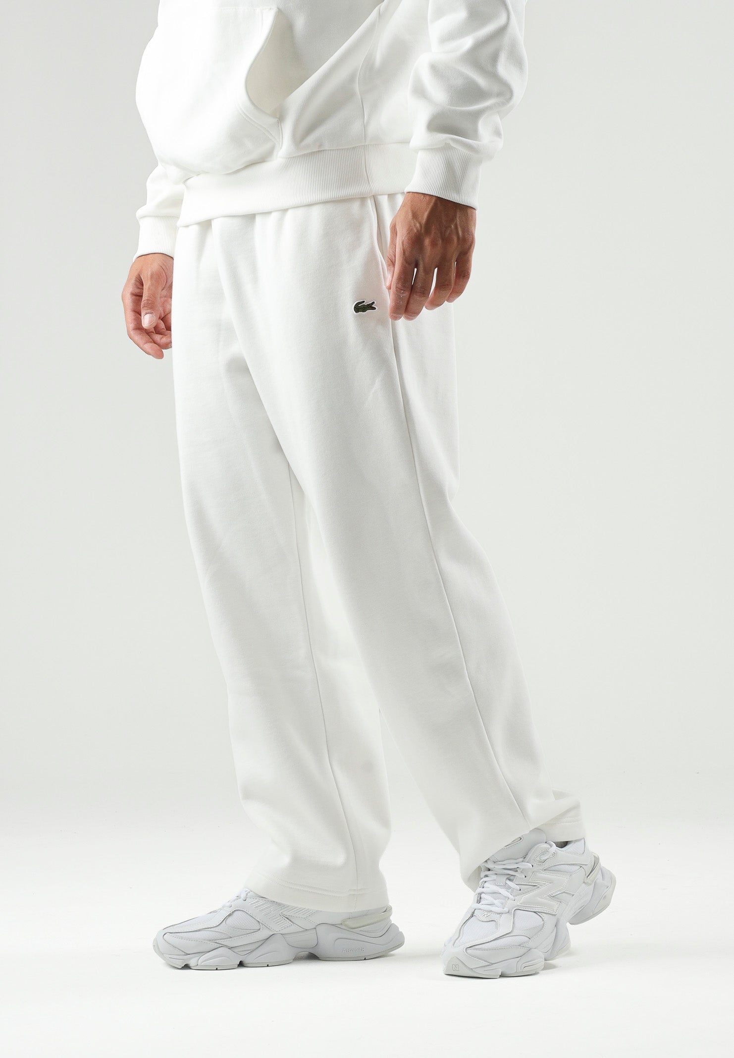 LACOSTE Pantaloni bianchi sportivi per uomo e donna con coccodrillo ricamato XH8867 70V LACOSTE 