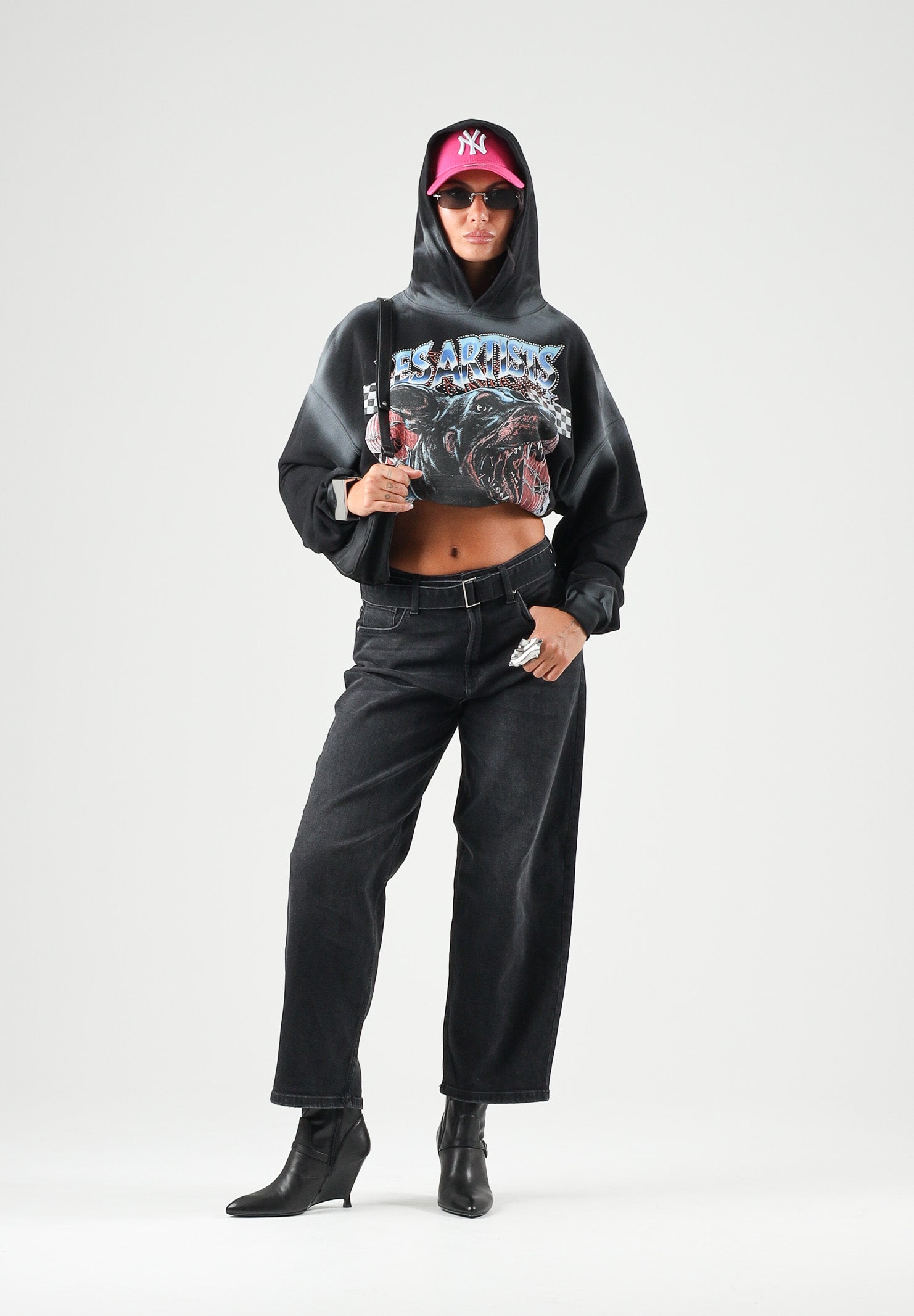 LES ARTISTS Felpa con cappuccio Hoodie Crop nero per uomo e donna con grafica rock Doberman sul davanti 27SSLAHD5038 121 LES ARTISTS 