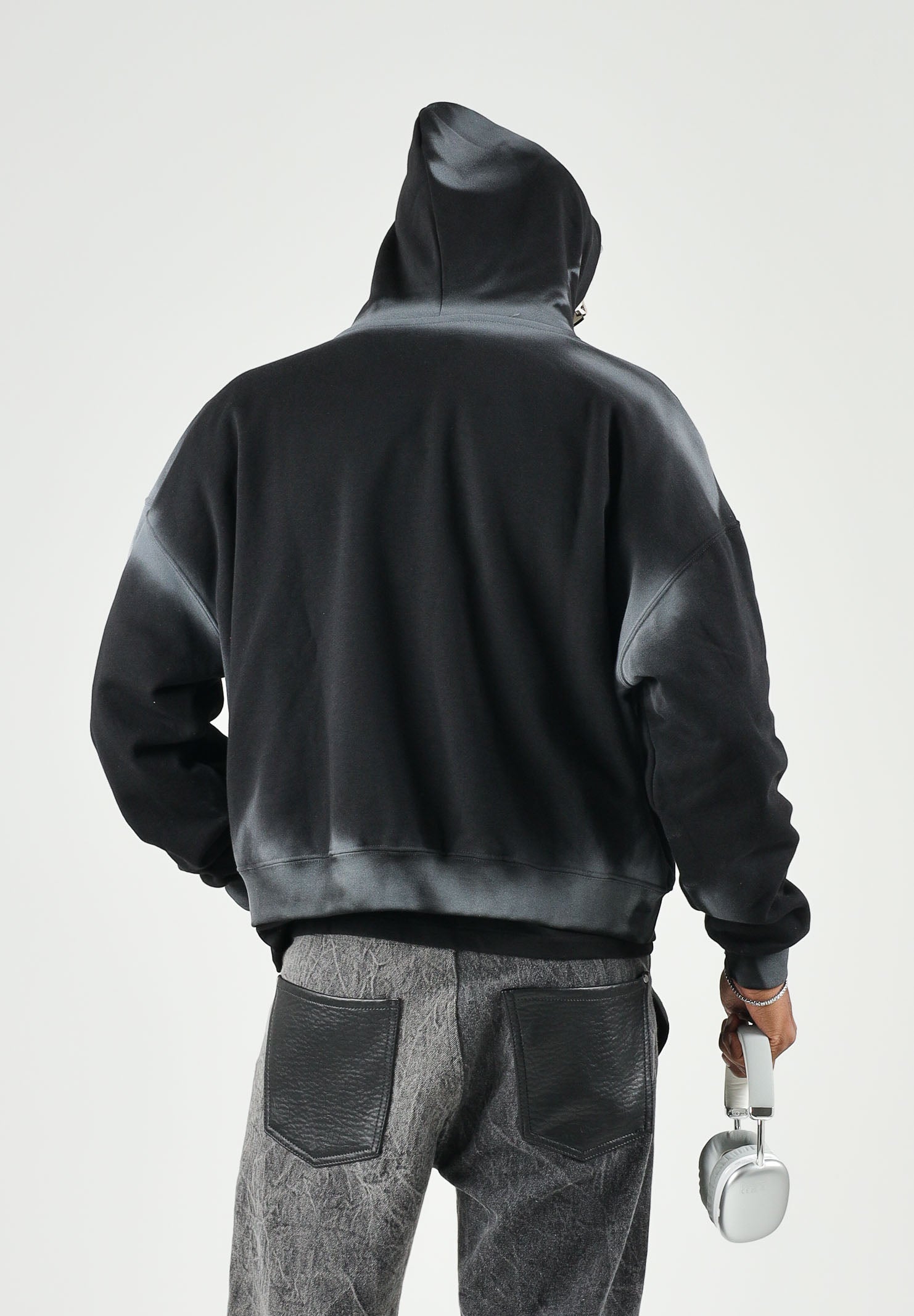LES ARTISTS Felpa HOODIE CROP TOP TALENT  nera per uomo e donna, con cappuccio, stampa multicolore.<BR/> 27SSLAHD5040 121 LES ARTISTS 