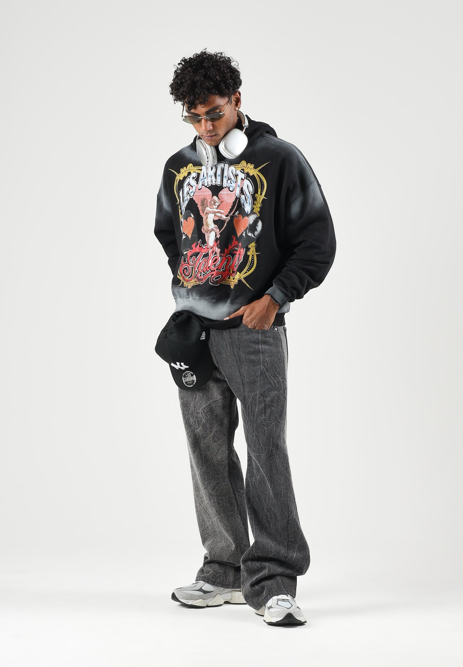 LES ARTISTS Felpa HOODIE CROP TOP TALENT  nera per uomo e donna, con cappuccio, stampa multicolore.<BR/> 27SSLAHD5040 121 LES ARTISTS 