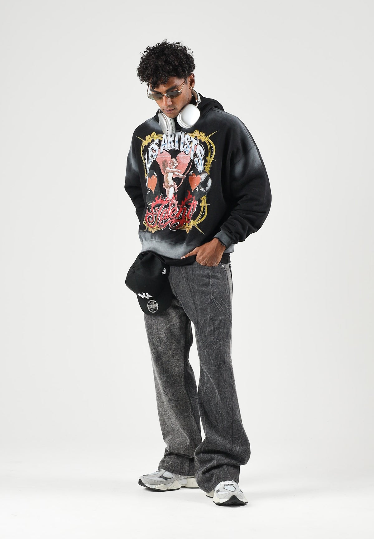 LES ARTISTS Felpa HOODIE CROP TOP TALENT  nera per uomo e donna, con cappuccio, stampa multicolore.<BR/> 27SSLAHD5040 121 LES ARTISTS 