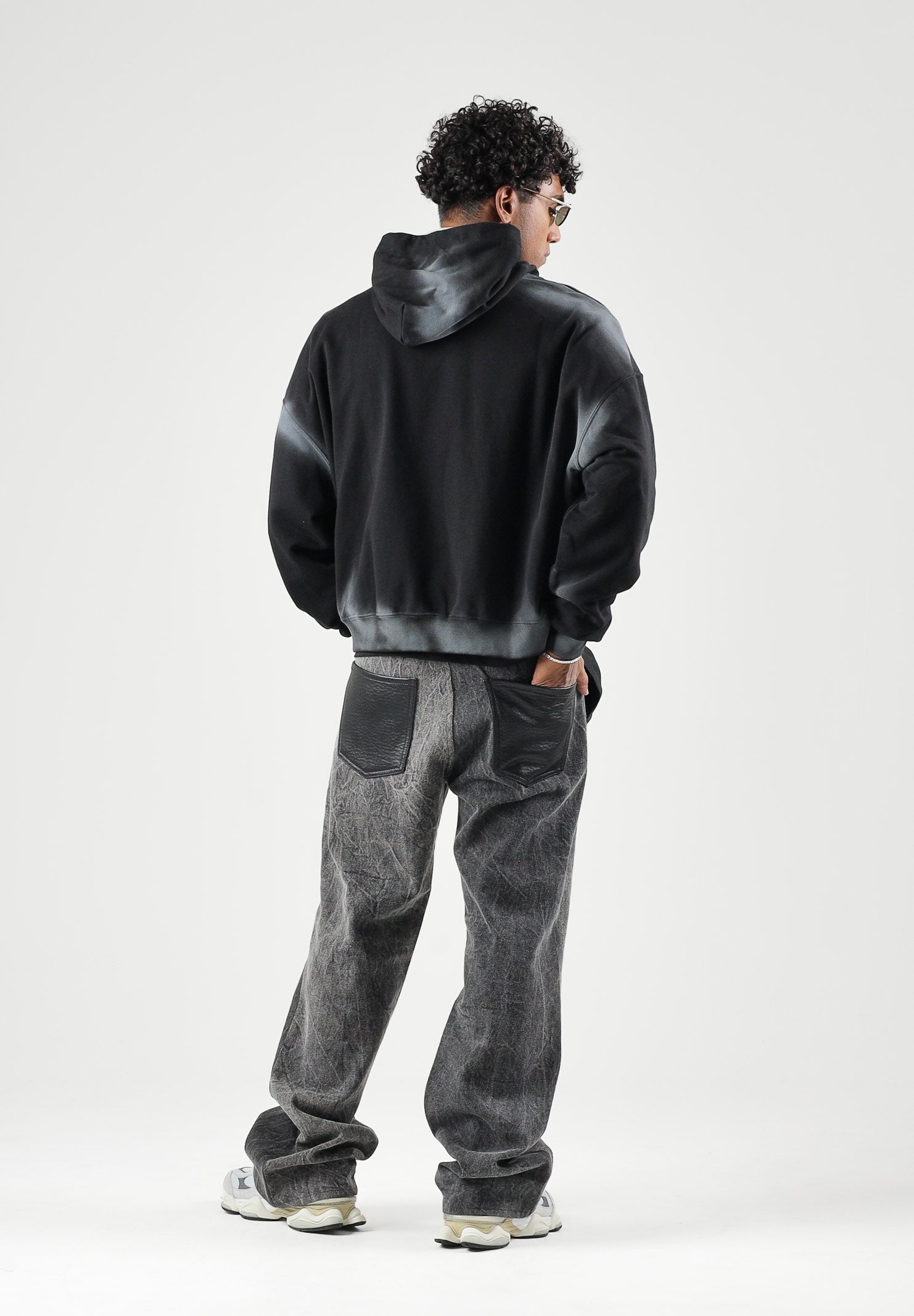 LES ARTISTS Felpa HOODIE CROP TOP TALENT  nera per uomo e donna, con cappuccio, stampa multicolore.<BR/> 27SSLAHD5040 121 LES ARTISTS 