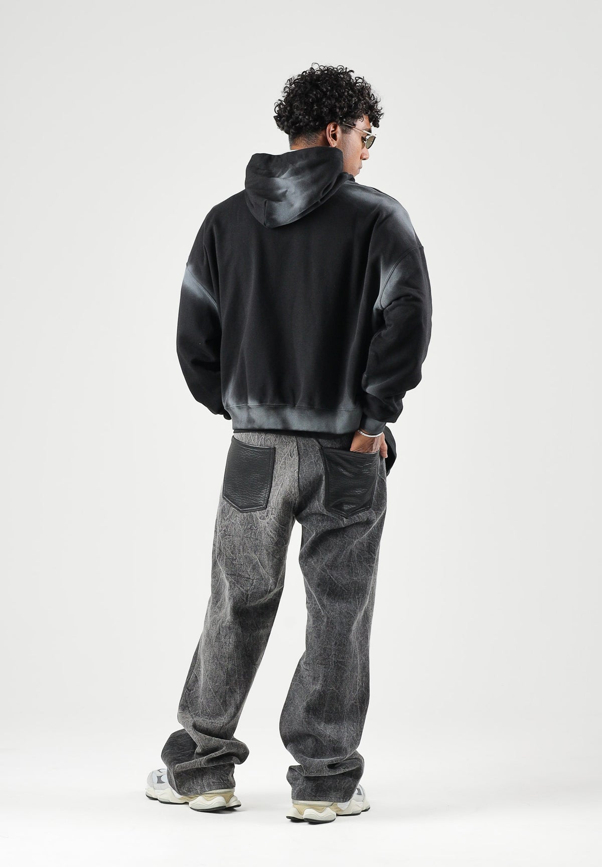 LES ARTISTS Felpa HOODIE CROP TOP TALENT  nera per uomo e donna, con cappuccio, stampa multicolore.<BR/> 27SSLAHD5040 121 LES ARTISTS 