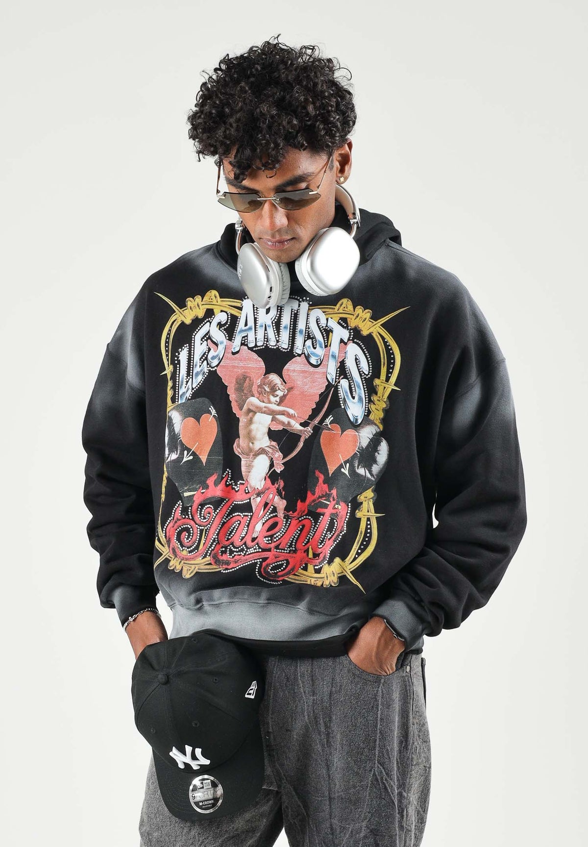 LES ARTISTS Felpa HOODIE CROP TOP TALENT  nera per uomo e donna, con cappuccio, stampa multicolore.<BR/> 27SSLAHD5040 121 LES ARTISTS 