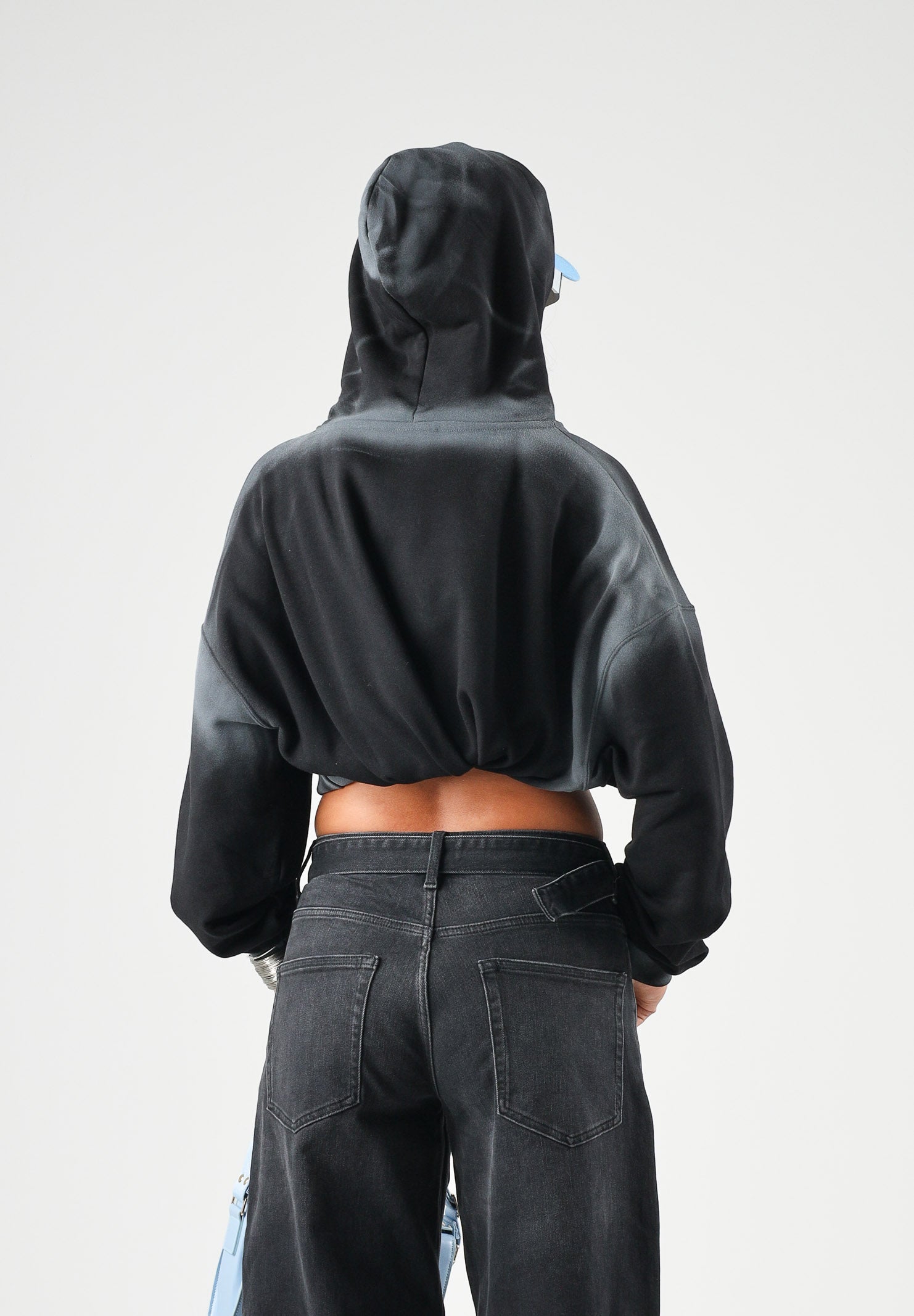 LES ARTISTS Felpa con cappuccio Hoodie Crop Top  nero per uomo e donna  con  stampa grafica urban style. 27SSLAHD5041 121 LES ARTISTS 