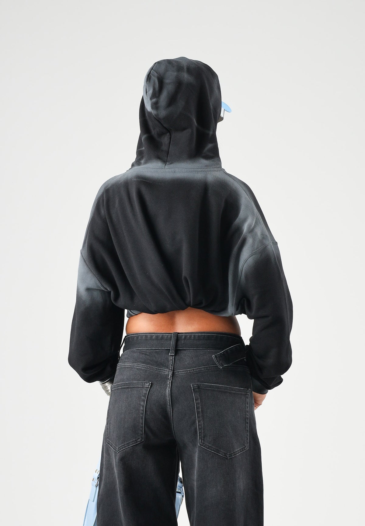 LES ARTISTS Felpa con cappuccio Hoodie Crop Top  nero per uomo e donna  con  stampa grafica urban style. 27SSLAHD5041 121 LES ARTISTS 