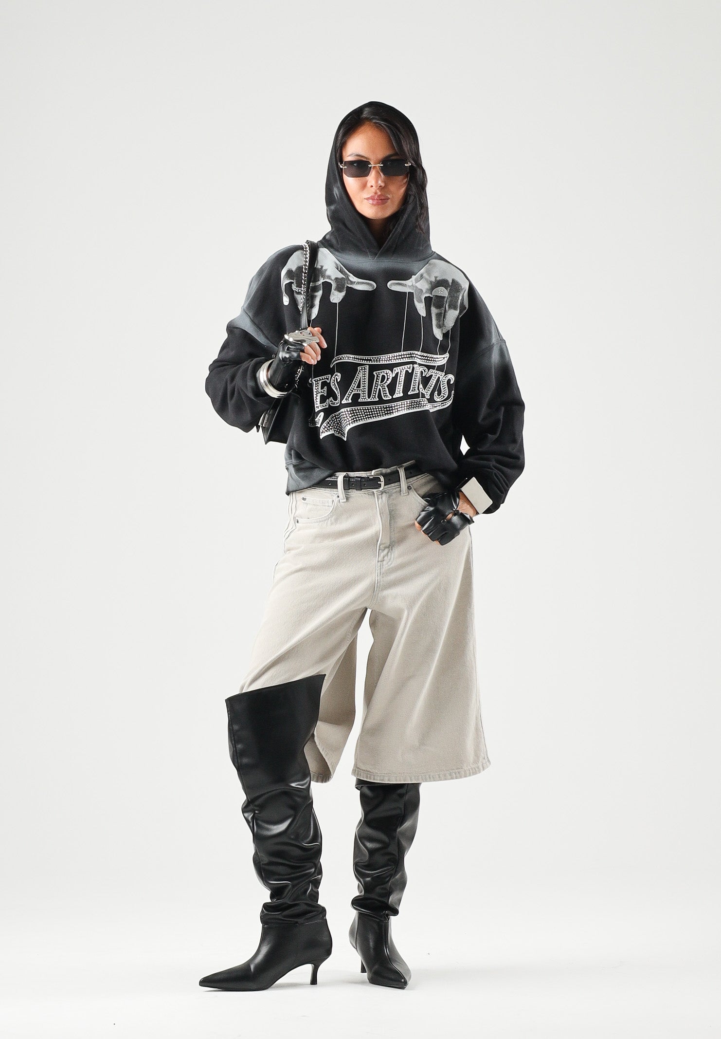 LES ARTISTS Felpa con cappuccio Hoodie Crop Top nera per uomo e donna  con  maxi logo grafico in stile urban rock sul davanti 27SSLAHD5045 121 LES ARTISTS 