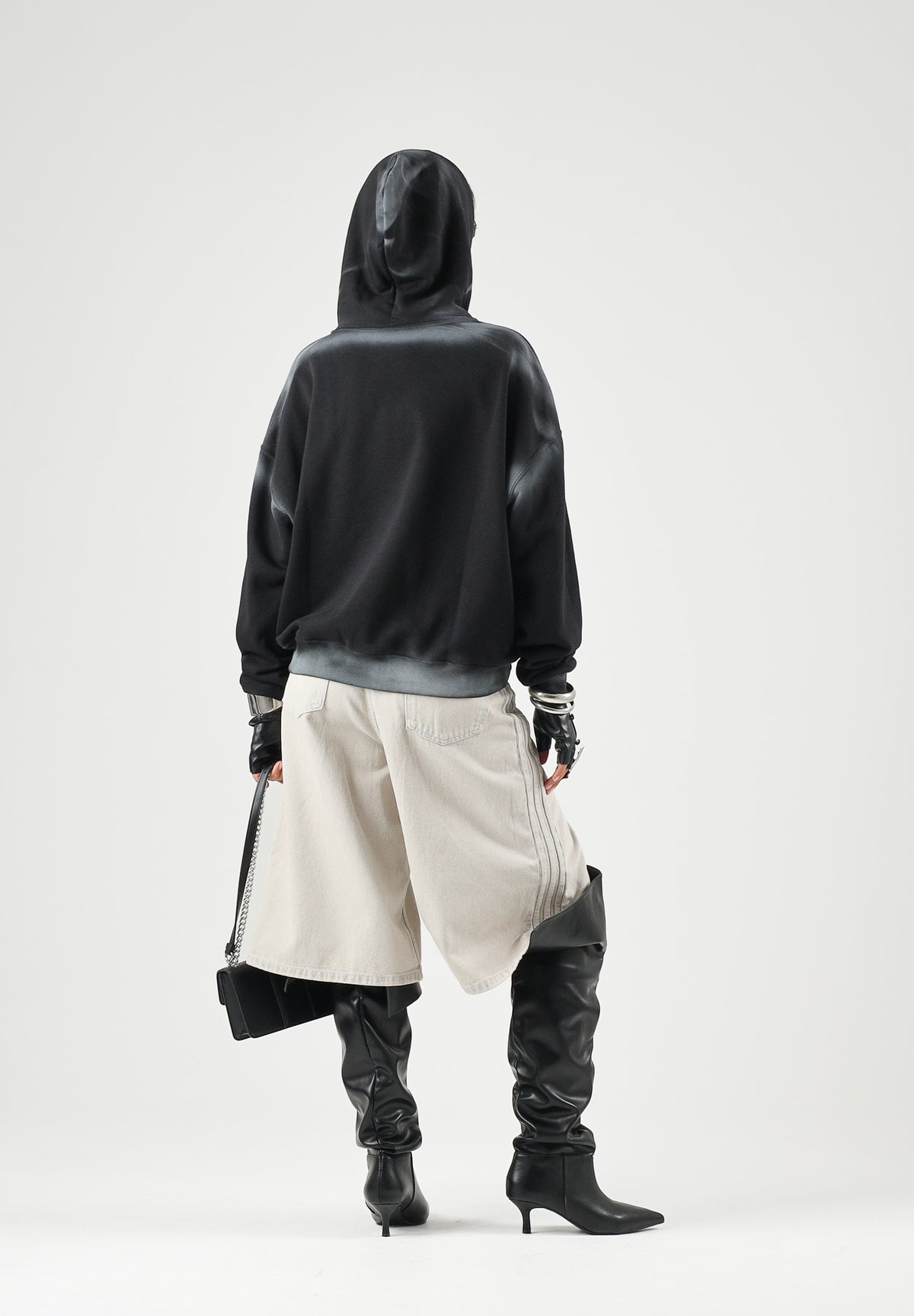 LES ARTISTS Felpa con cappuccio Hoodie Crop Top nera per uomo e donna  con  maxi logo grafico in stile urban rock sul davanti 27SSLAHD5045 121 LES ARTISTS 