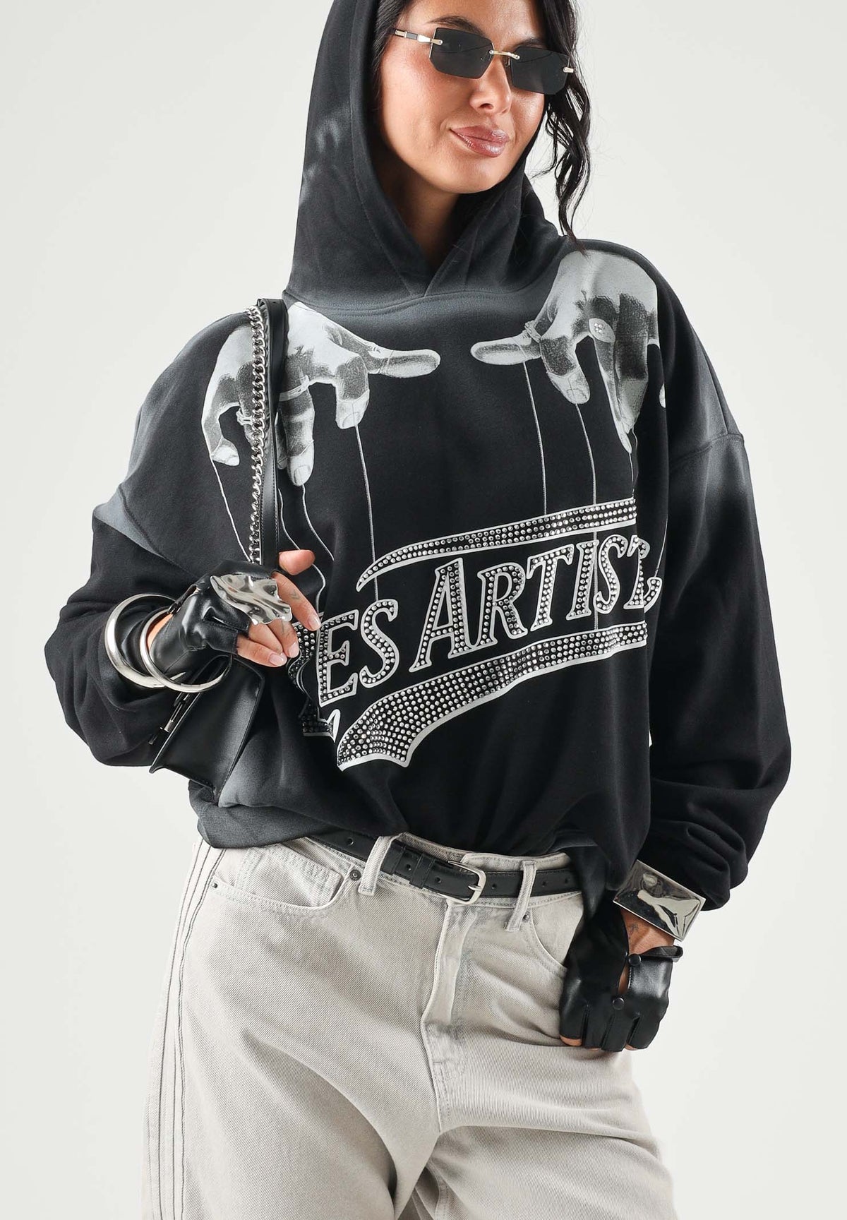 LES ARTISTS Felpa con cappuccio Hoodie Crop Top nera per uomo e donna  con  maxi logo grafico in stile urban rock sul davanti 27SSLAHD5045 121 LES ARTISTS 