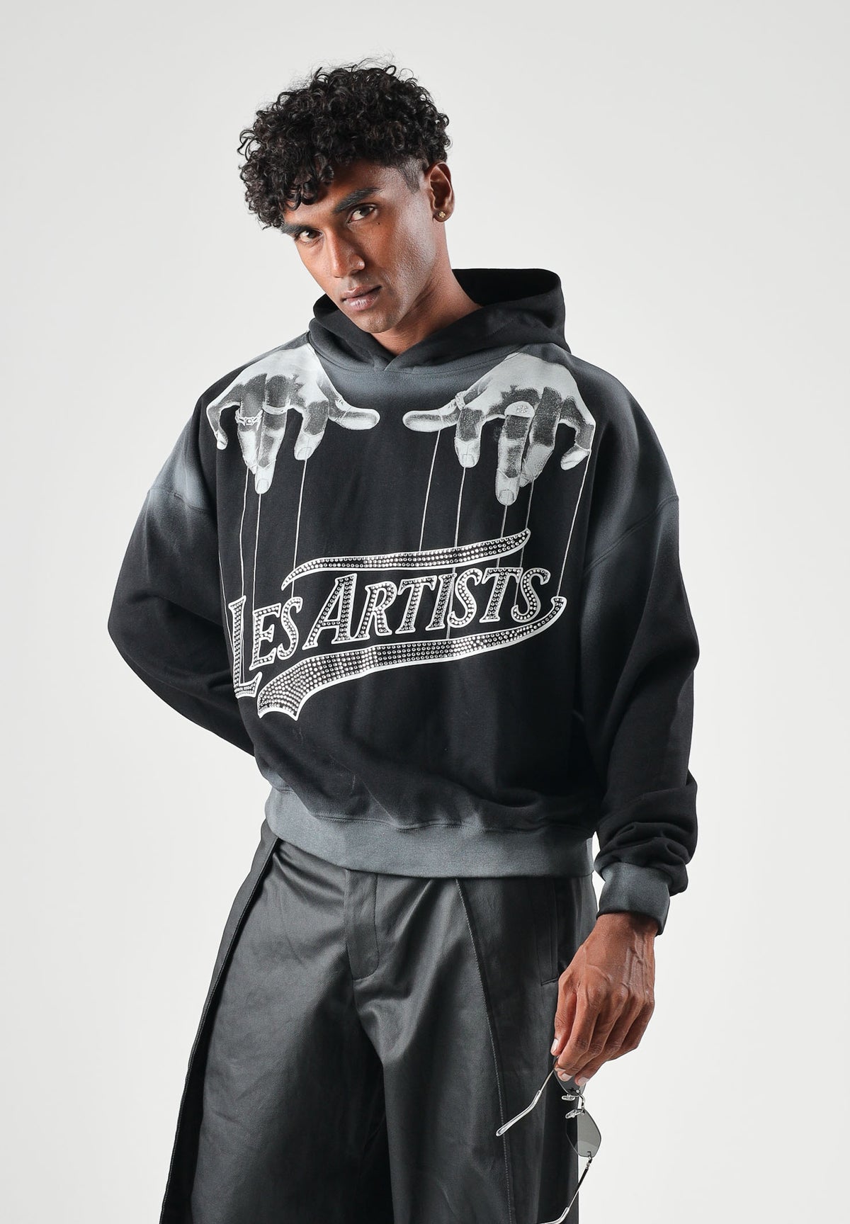 LES ARTISTS Felpa con cappuccio Hoodie Crop Top nera per uomo e donna  con  maxi logo grafico in stile urban rock sul davanti 27SSLAHD5045 121 LES ARTISTS 