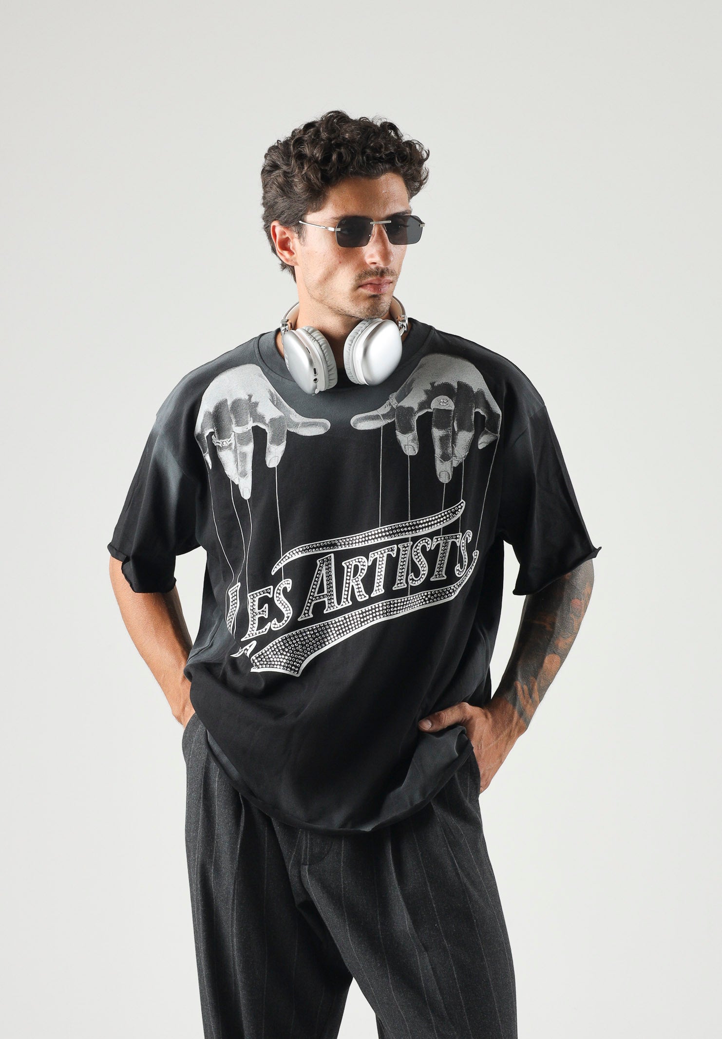 LES ARTISTS T-shirt HANDS nera  per uomo e donna con maxi stampa grafica frontale 27SSLATS1125 121 LES ARTISTS 