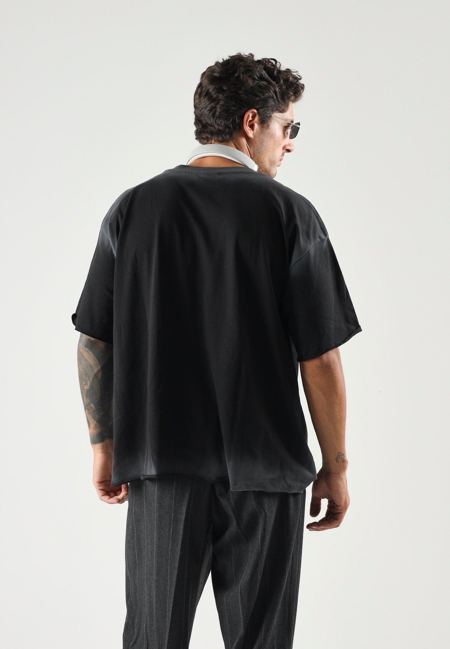 LES ARTISTS T-shirt HANDS nera  per uomo e donna con maxi stampa grafica frontale 27SSLATS1125 121 LES ARTISTS 