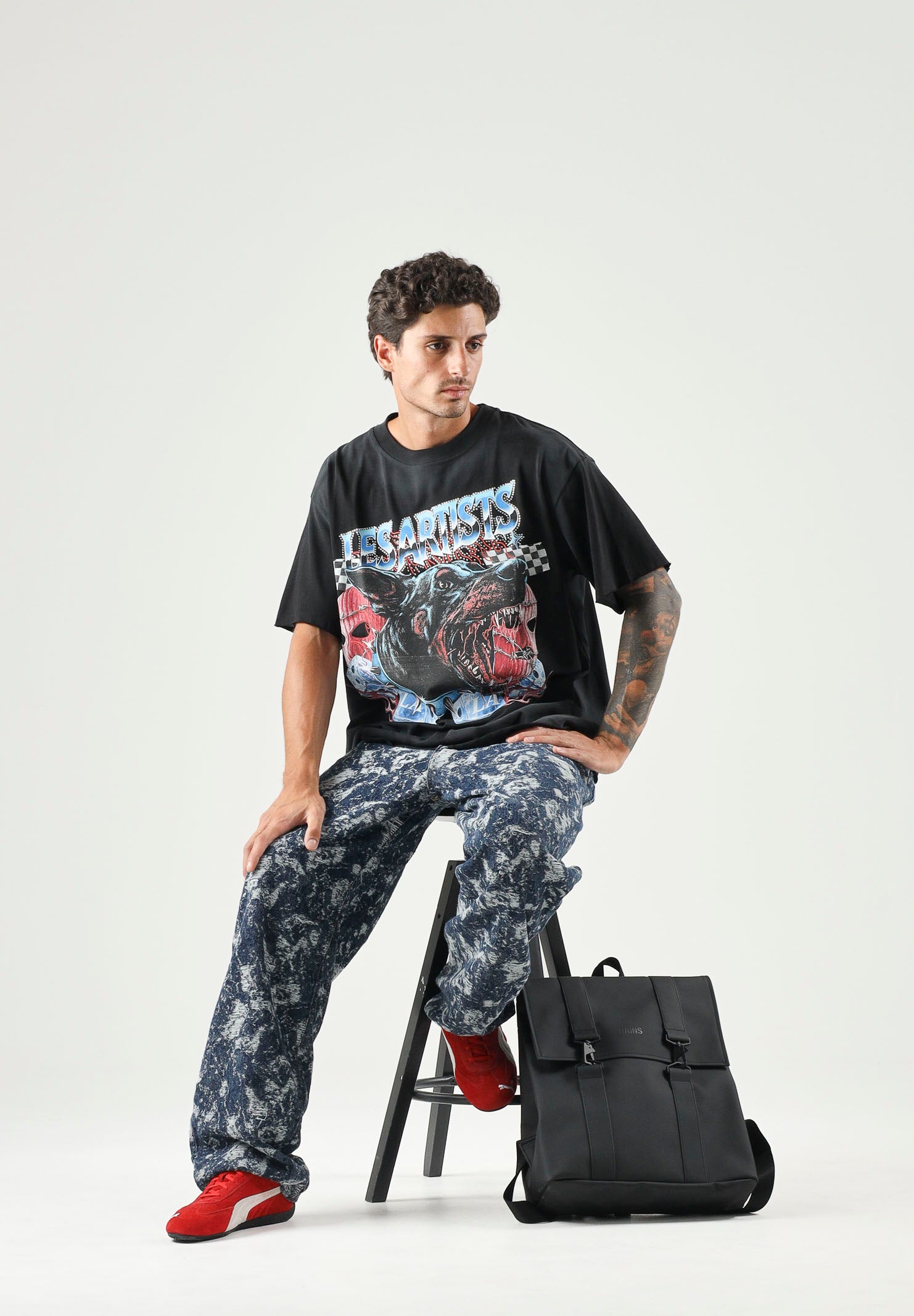 LES ARTISTS T-shirt DOBERMAN nera per uomo e donna con maxi stampa grafica frontale multicolore 27SSLATS1127 121 LES ARTISTS 