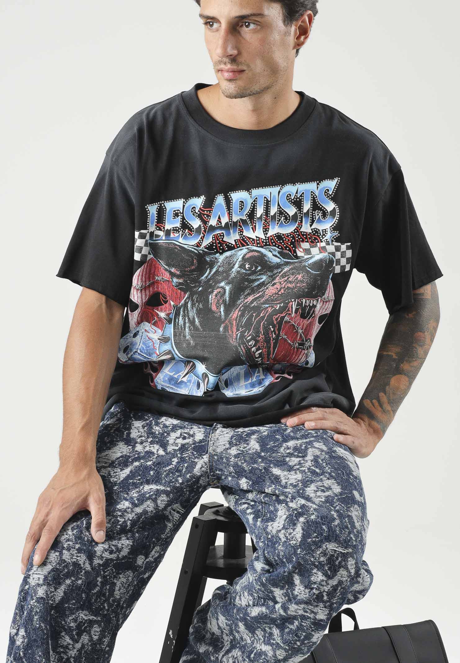 LES ARTISTS T-shirt DOBERMAN nera per uomo e donna con maxi stampa grafica frontale multicolore 27SSLATS1127 121 LES ARTISTS 