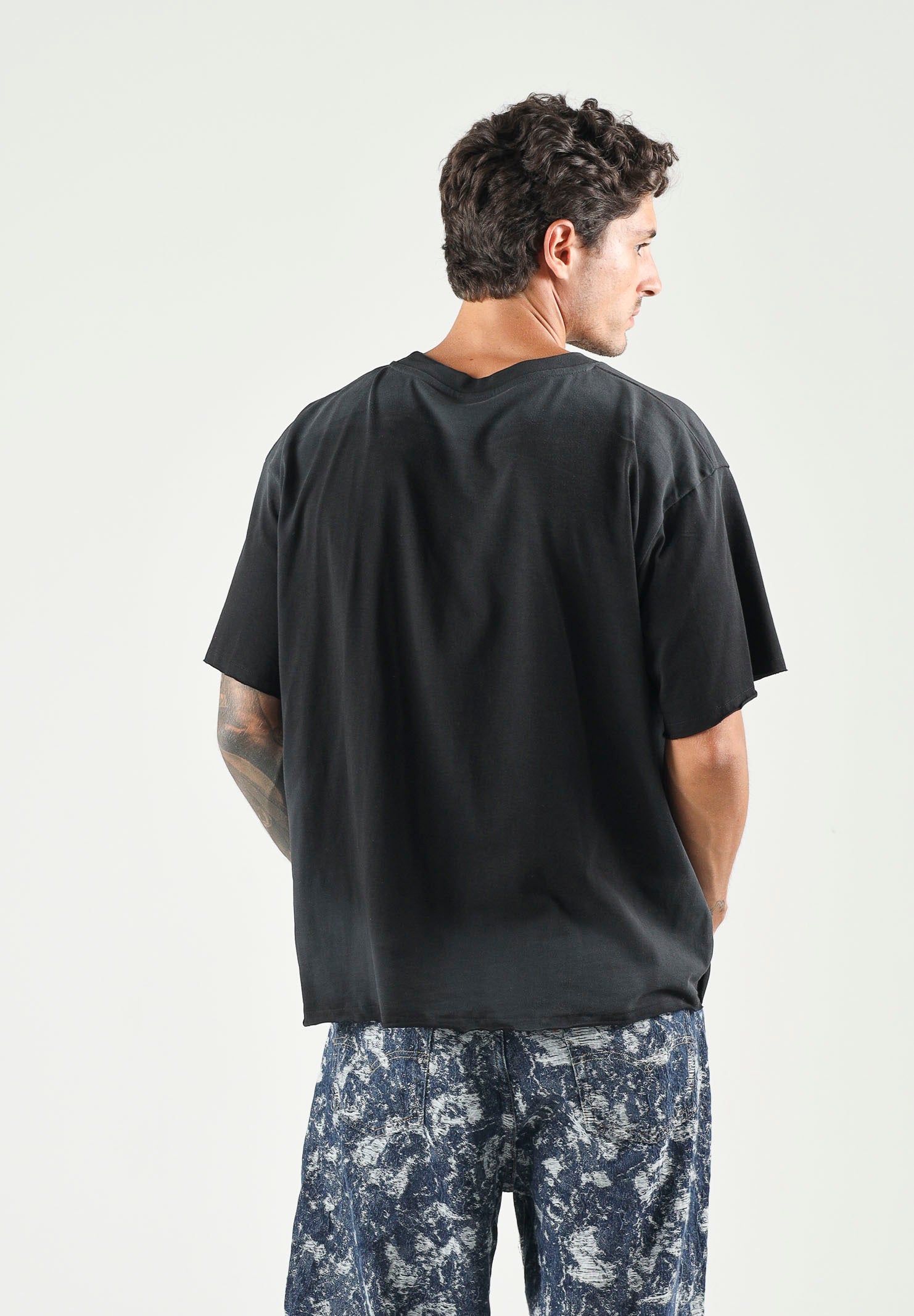LES ARTISTS T-shirt DOBERMAN nera per uomo e donna con maxi stampa grafica frontale multicolore 27SSLATS1127 121 LES ARTISTS 