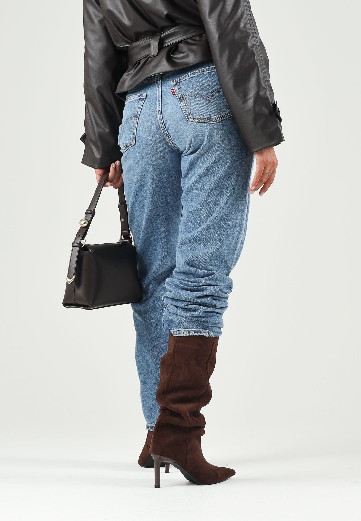 LEVI'S® Jeans med indigo-blu da donna con lavaggio denim e dettaglio strappato sul ginocchio. 005DC-0018 . LEVI'S® 