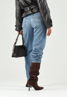 LEVI'S® Jeans med indigo-blu da donna con lavaggio denim e dettaglio strappato sul ginocchio. 005DC-0018 . LEVI'S® 