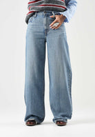 LEVI'S® Jeans med indaco-celeste chiaro da donna con gamba ampia e design a cinque tasche. 0073B-0002 . LEVI'S® 