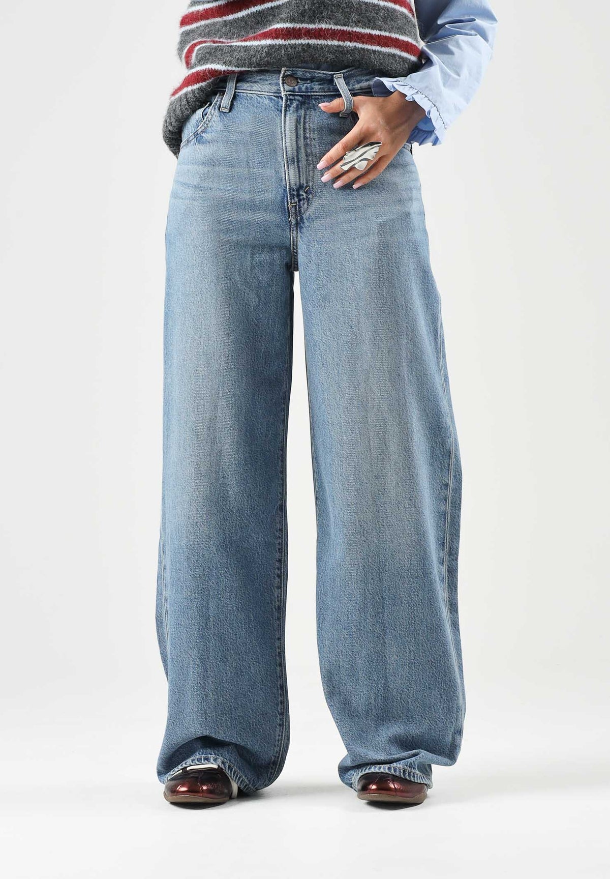 LEVI'S® Jeans med indaco-celeste chiaro da donna con gamba ampia e design a cinque tasche. 0073B-0002 . LEVI'S® 