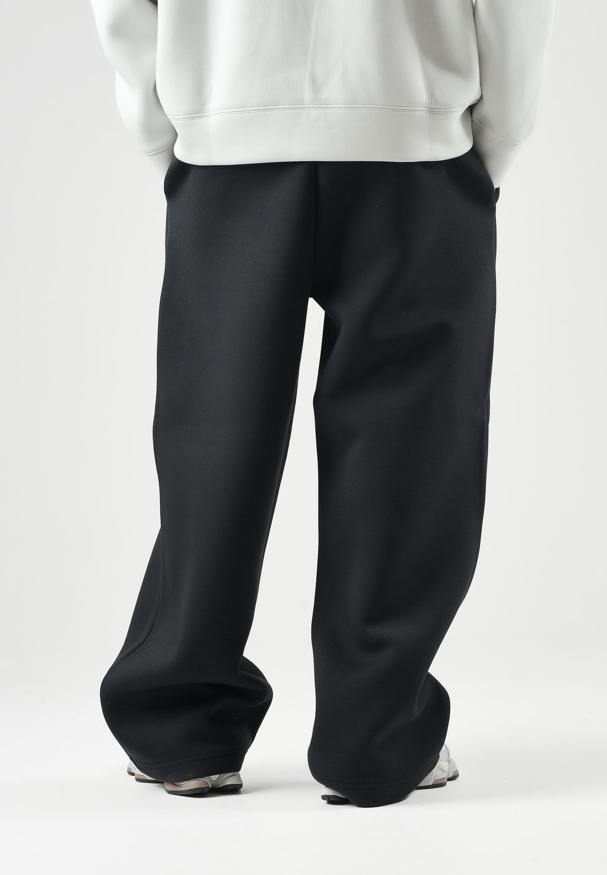 LYLE & SCOTT pantaloni WIDE LEG Jet Black neri da uomo in cotone, con vita elasticizzata, coulisse regolabile e gamba ampia e dritta. ML2583V Z865 LYLE & SCOTT 
