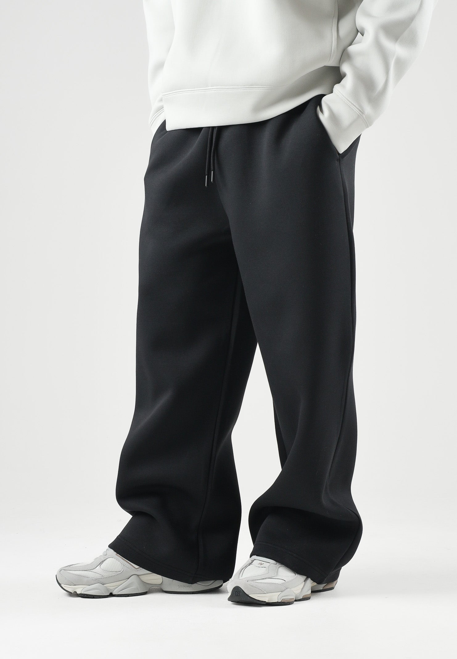 LYLE & SCOTT pantaloni WIDE LEG Jet Black neri da uomo in cotone, con vita elasticizzata, coulisse regolabile e gamba ampia e dritta. ML2583V Z865 LYLE & SCOTT 
