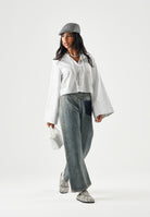 MM6 MAISON MARGIELA Camicia Cropped grey-grigio chiaro per donna, ragazzi e bambini  con motivo a righe verticali e logo ricamato M61094MM08N M6913 MAISON MARGIELA 