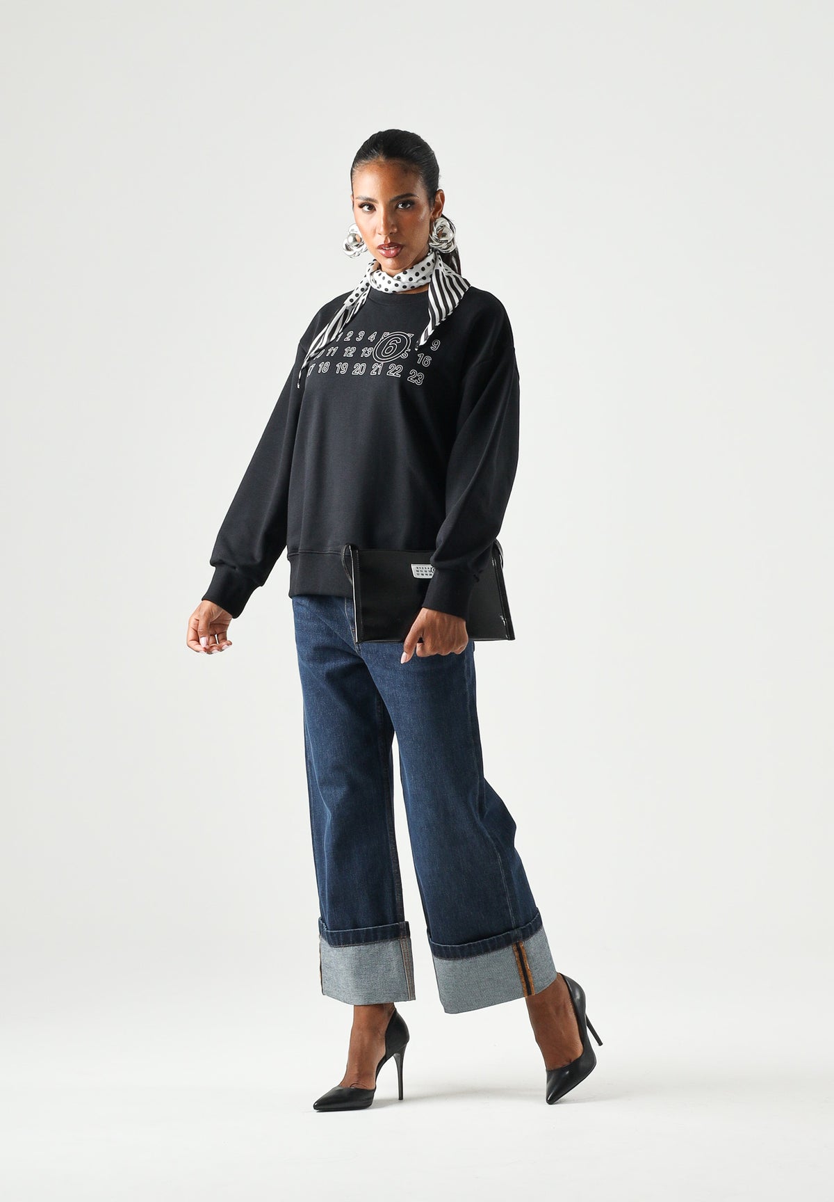 MM6 MAISON MARGIELA Felpa girocollo CREWNECK nera per donna, ragazzi e bambini con logo numerico MM6 stampato sul davanti. M61116MM02X M6900 MAISON MARGIELA 