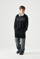 MM6 MAISON MARGIELA Felpa girocollo CREWNECK nera per donna, ragazzi e bambini con logo numerico MM6 stampato sul davanti. M61116MM02X M6900 MAISON MARGIELA 