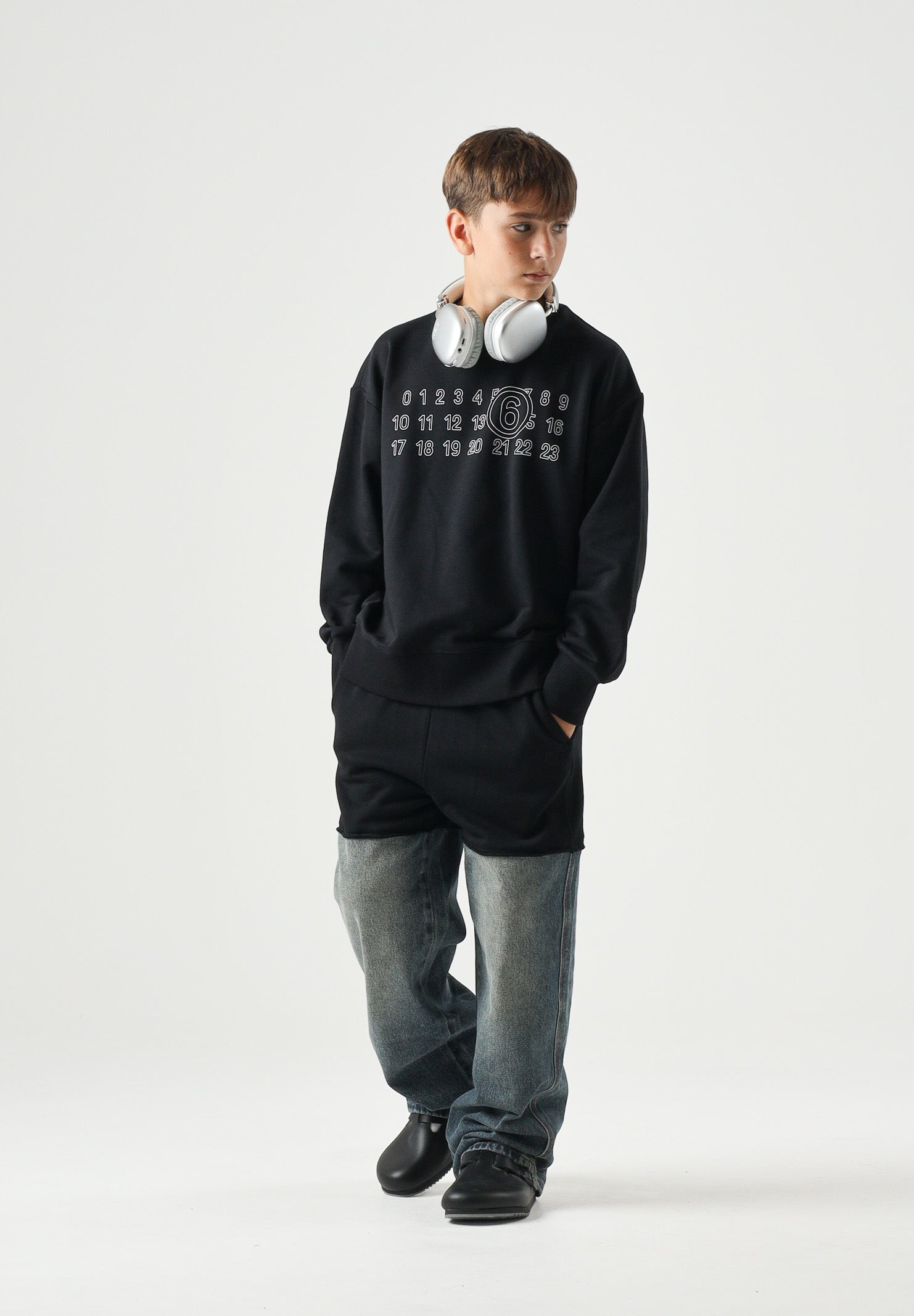 MM6 MAISON MARGIELA Felpa girocollo CREWNECK nera per donna, ragazzi e bambini con logo numerico MM6 stampato sul davanti. M61116MM02X M6900 MAISON MARGIELA 