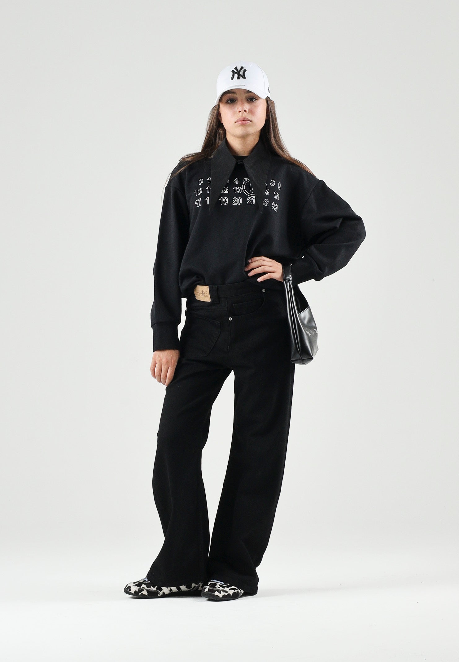 MM6 MAISON MARGIELA Felpa girocollo CREWNECK nera per donna, ragazzi e bambini con logo numerico MM6 stampato sul davanti. M61116MM02X M6900 MAISON MARGIELA 