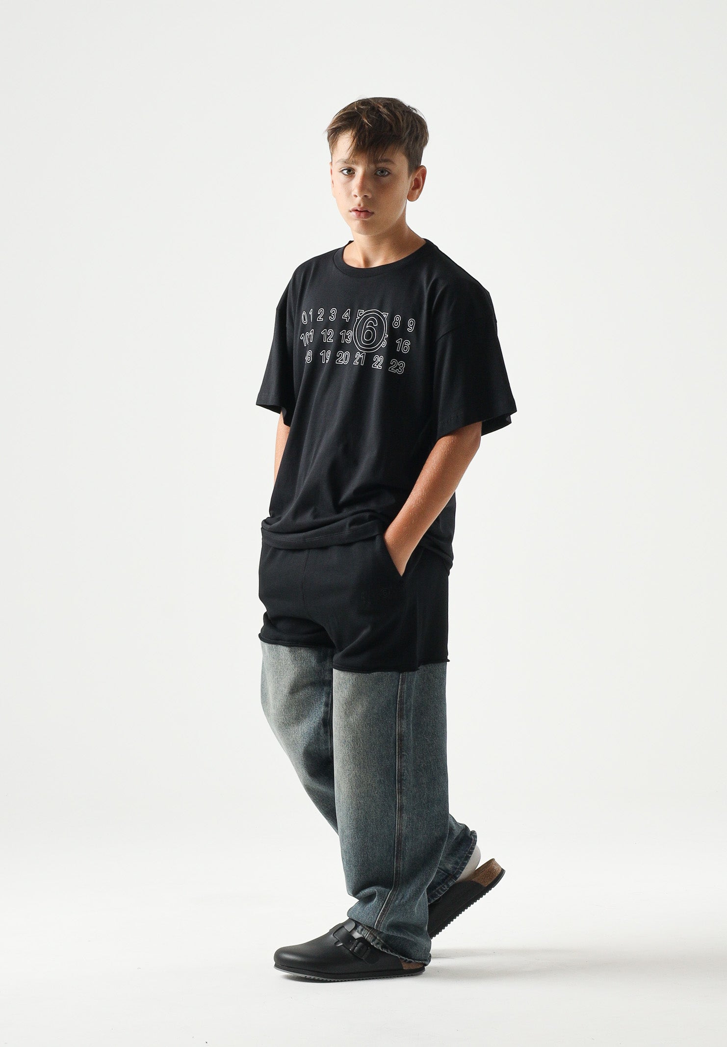 MM6 MAISON MARGIELA T-shirt manica corta nera per donna, ragazzi e bambini con logo numerico MM6 stampato sul davanti. M61117MM02Y M6900 MAISON MARGIELA 