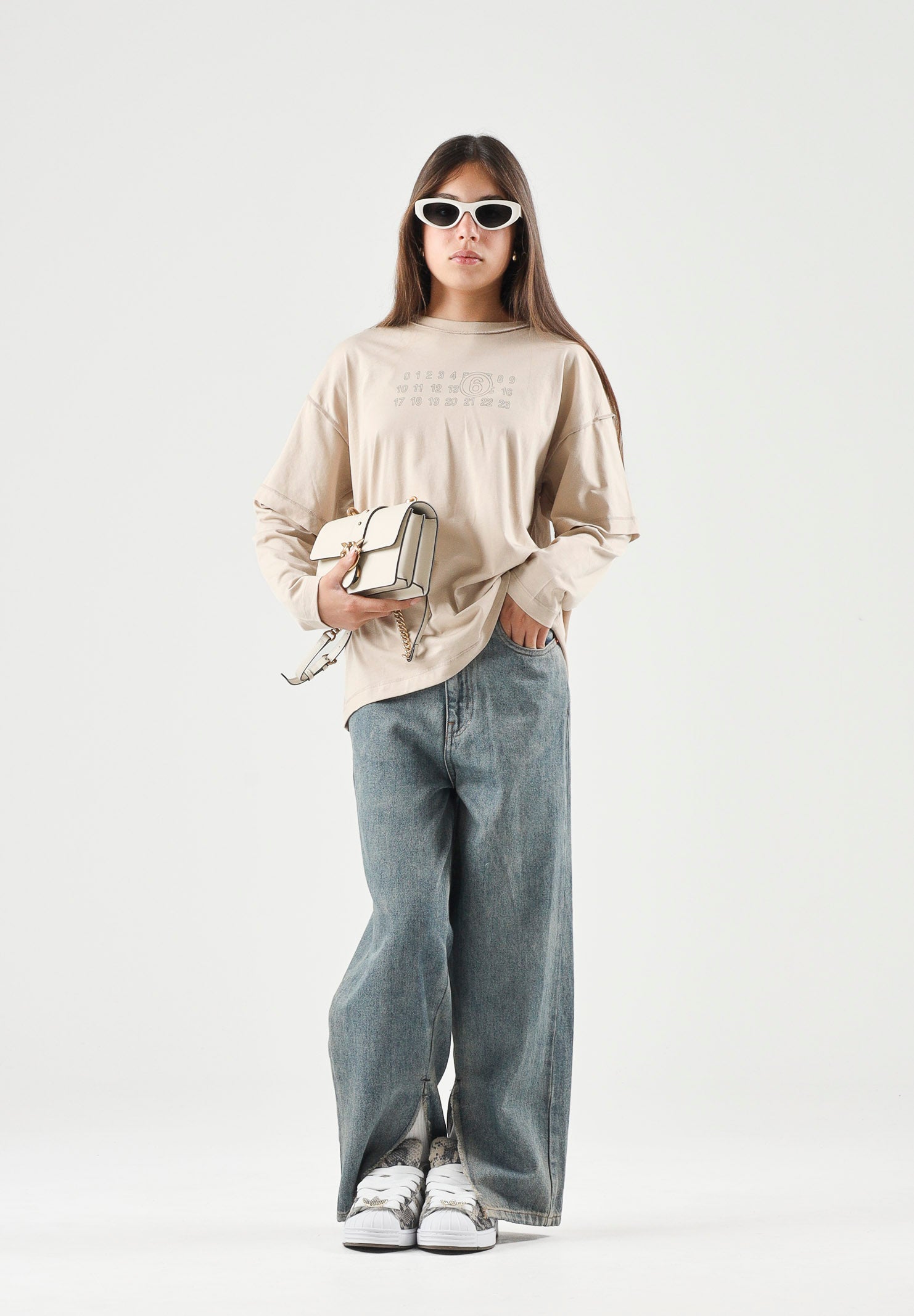 MM6 MAISON MARGIELA T-shirt beige per donna, ragazzi e bambini con maniche lunghe e stampa numerica MM6 frontale. M61132MM04I M6712 MAISON MARGIELA 