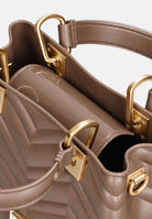 MARC ELLIS Borsa a mano KRISSY WAVE S 27 choccolate marrone da donna con lavorazione matelassé e charm dorati. KRISSY-WAVE-S27 CHLIGO MARC ELLIS 