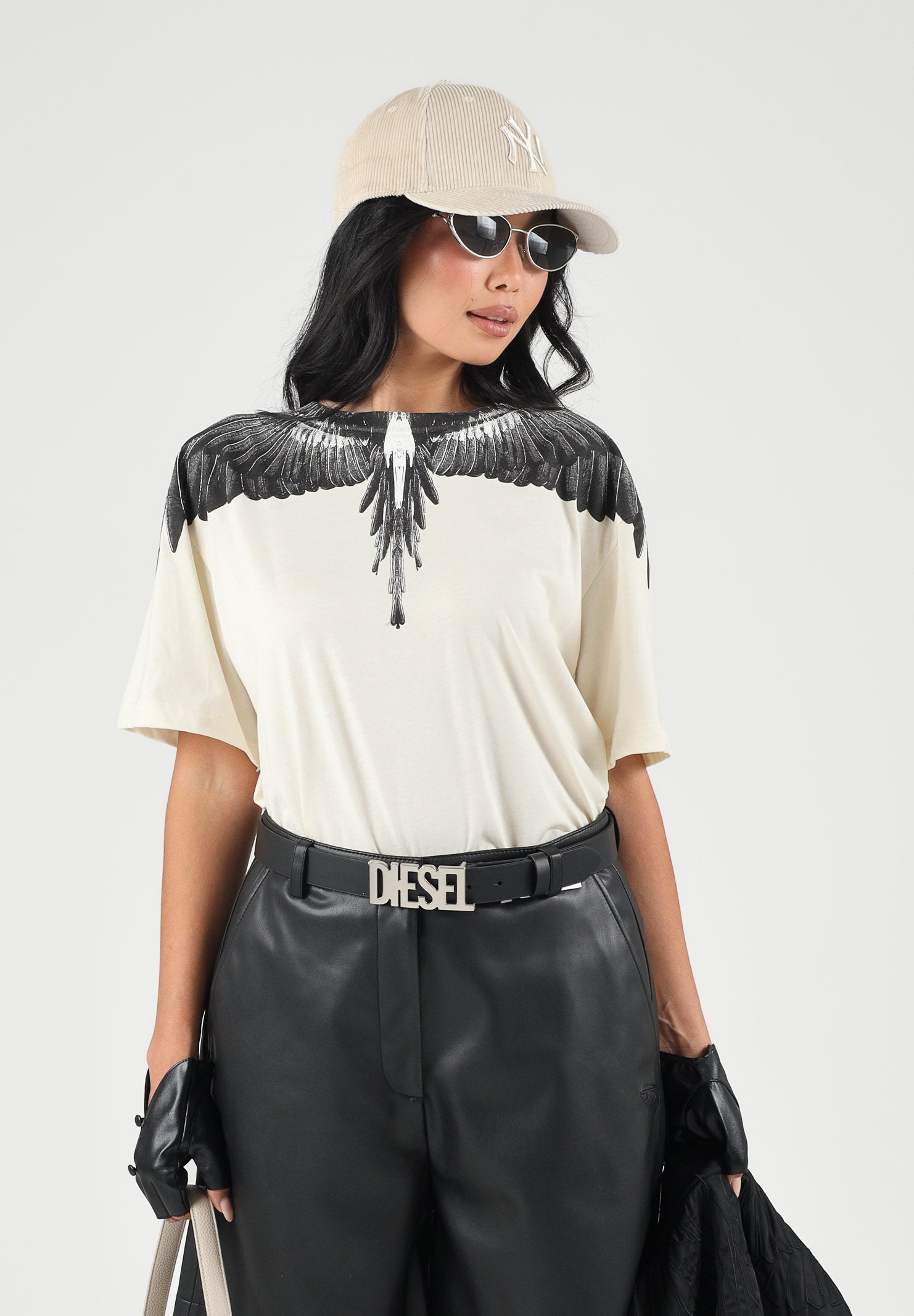 MARCELO BURLON COUNTY OF MILAN T-shirt WINGS color latte e nera per donna con iconica stampa ali su collo e spalle. 26ICM30200 LA MARCELO BURLON COUNTY OF MILAN 