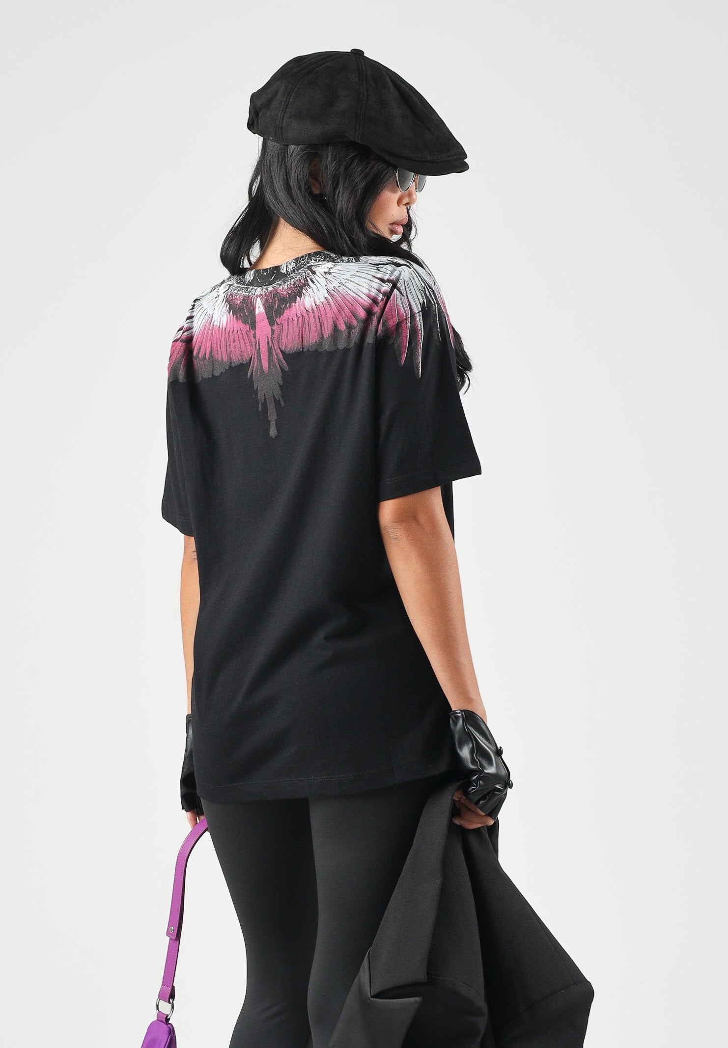 MARCELO BURLON COUNTY OF MILAN T-shirt WINGS nera per donna con stampa ali rosa, bianca e nera su collo e spalle. 26ICM30200 NE MARCELO BURLON COUNTY OF MILAN 