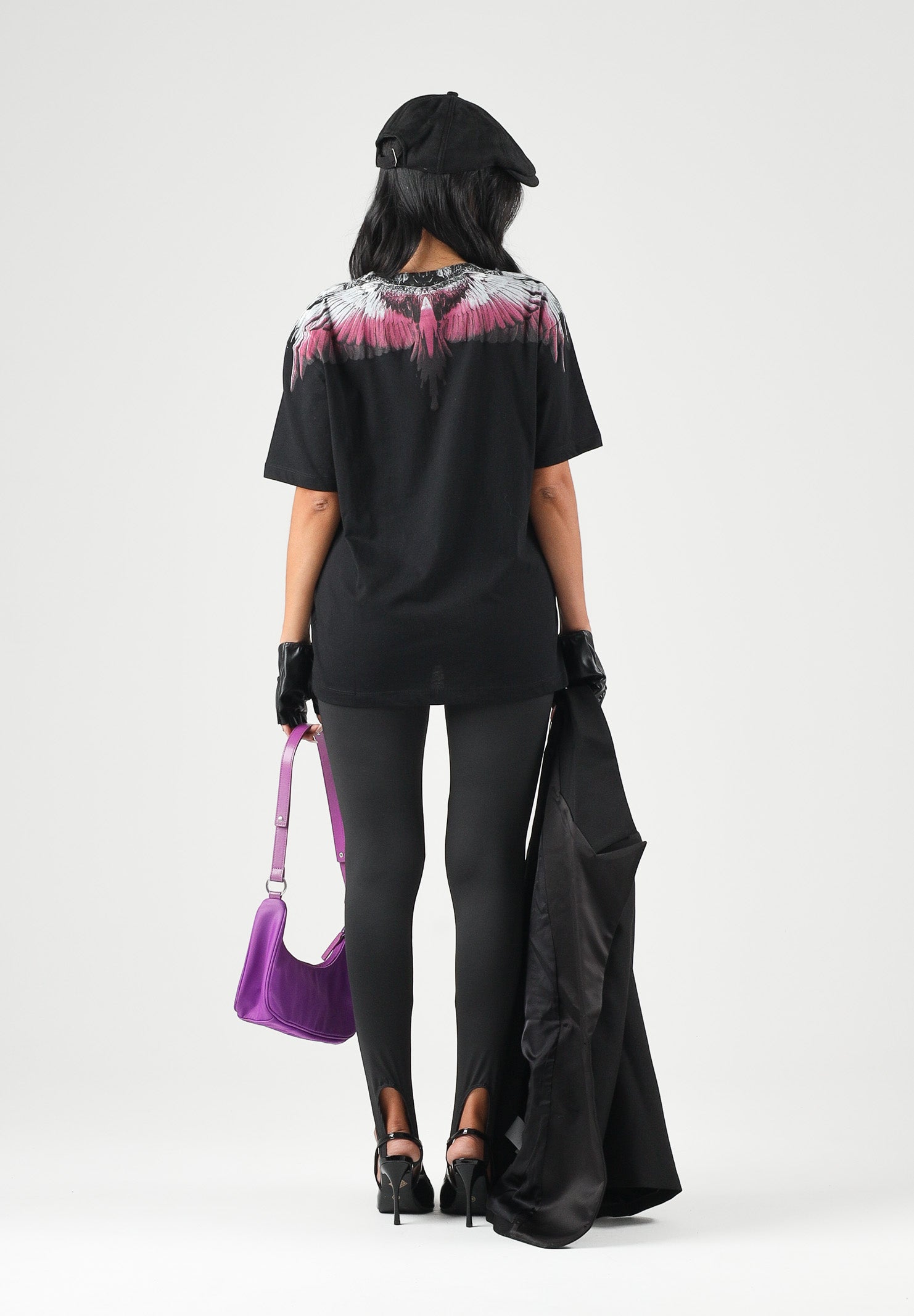 MARCELO BURLON COUNTY OF MILAN T-shirt WINGS nera per donna con stampa ali rosa, bianca e nera su collo e spalle. 26ICM30200 NE MARCELO BURLON COUNTY OF MILAN 