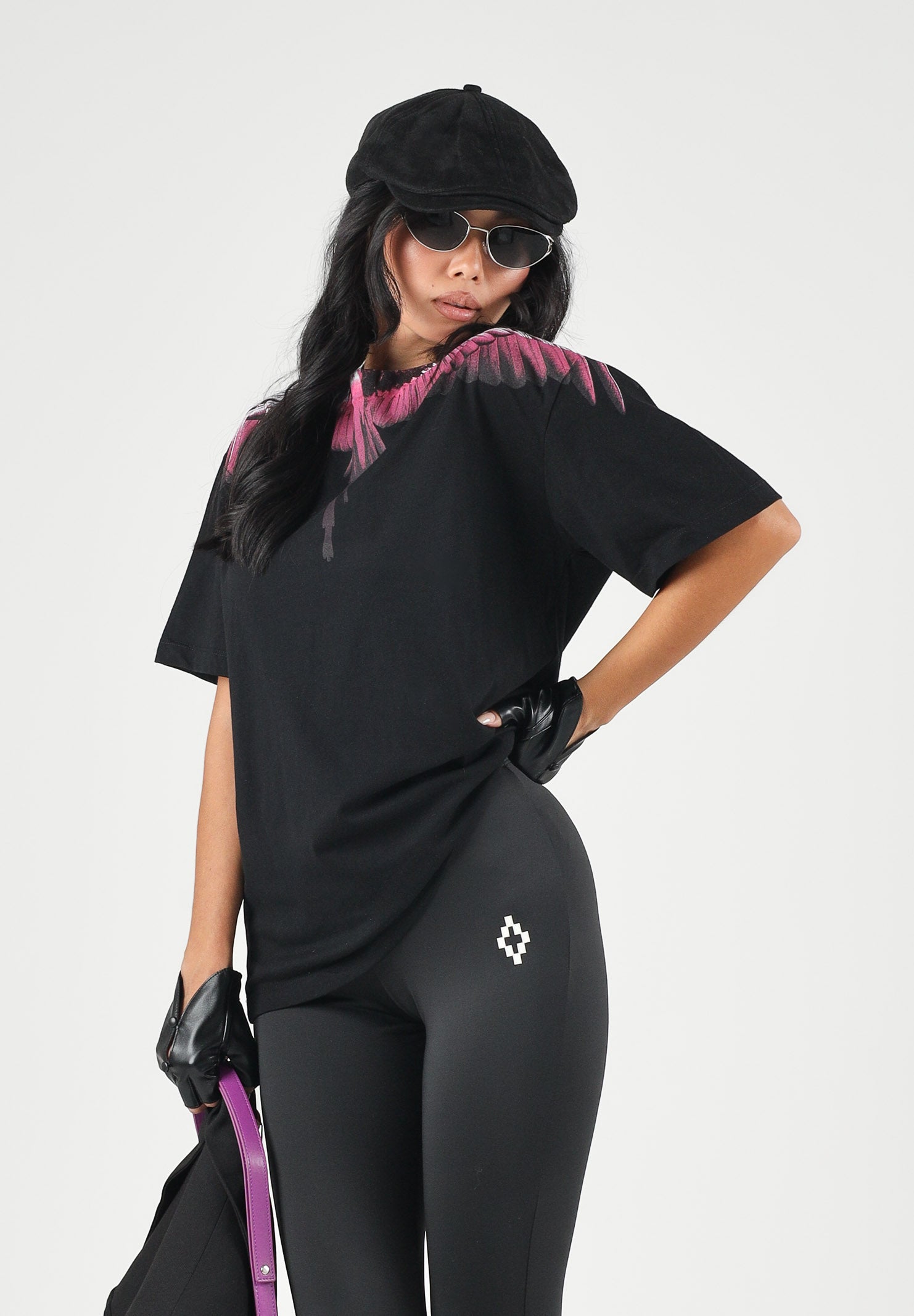 MARCELO BURLON COUNTY OF MILAN T-shirt WINGS nera per donna con stampa ali rosa, bianca e nera su collo e spalle. 26ICM30200 NE MARCELO BURLON COUNTY OF MILAN 