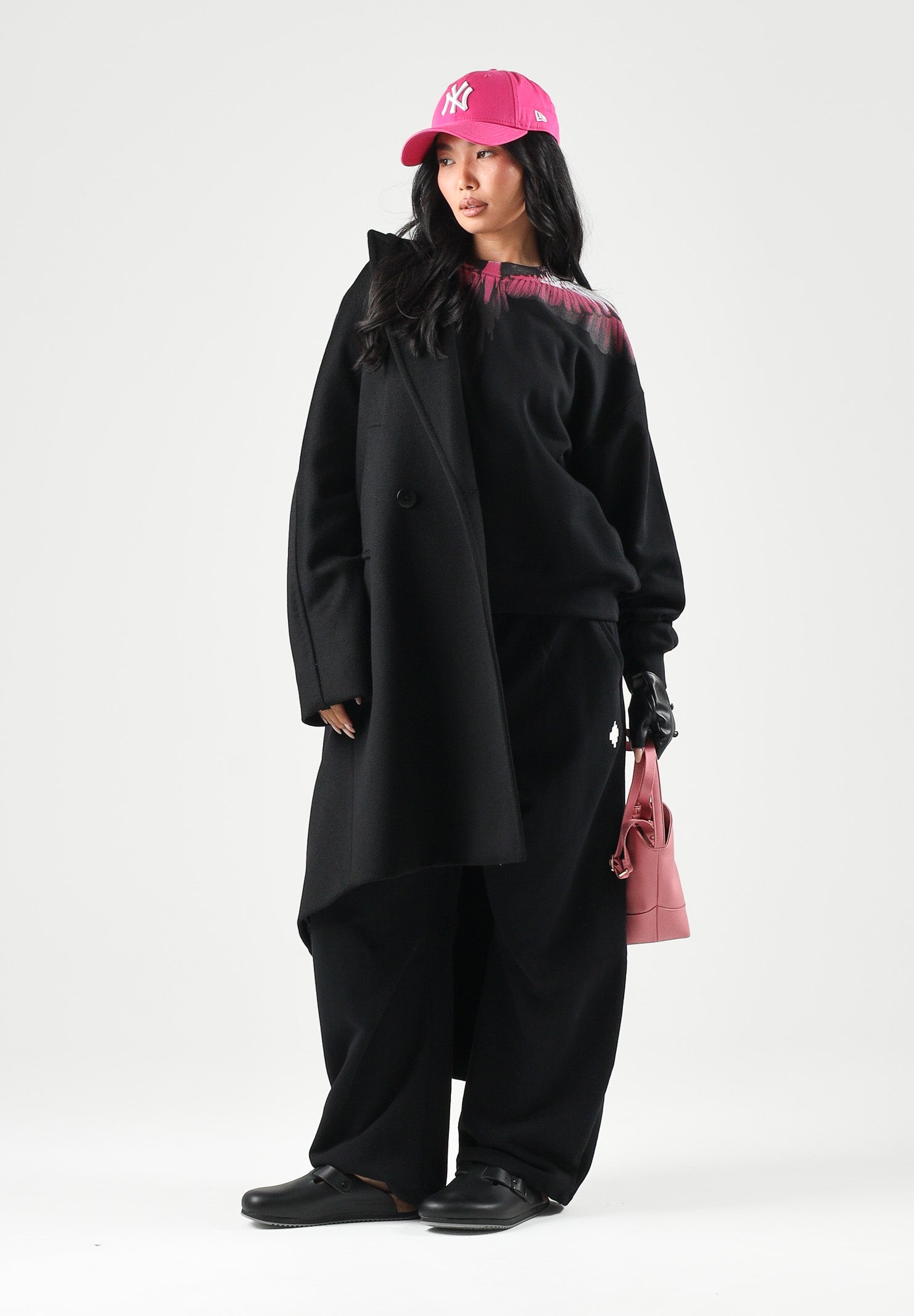 MARCELO BURLON COUNTY OF MILAN Felpa girocollo WINGS nera per donna con stampa ali fucsia e nere sulle spalle. 26ICM30205 NE MARCELO BURLON COUNTY OF MILAN 