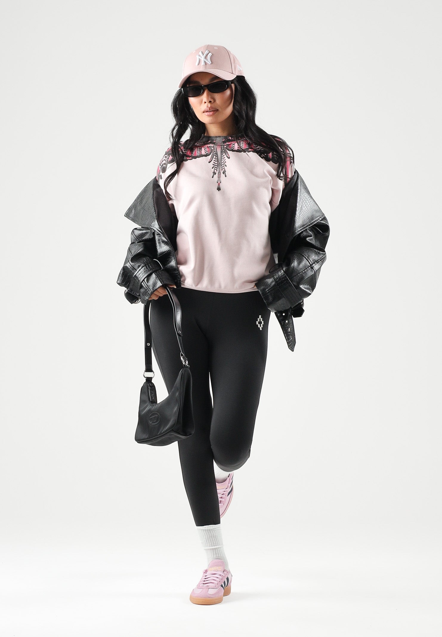 MARCELO BURLON COUNTY OF MILAN Felpa girocollo WINGS rosa per donna con stampa ali fucsia, nera e bianca sulle spalle. 26ICM30205 RO MARCELO BURLON COUNTY OF MILAN 