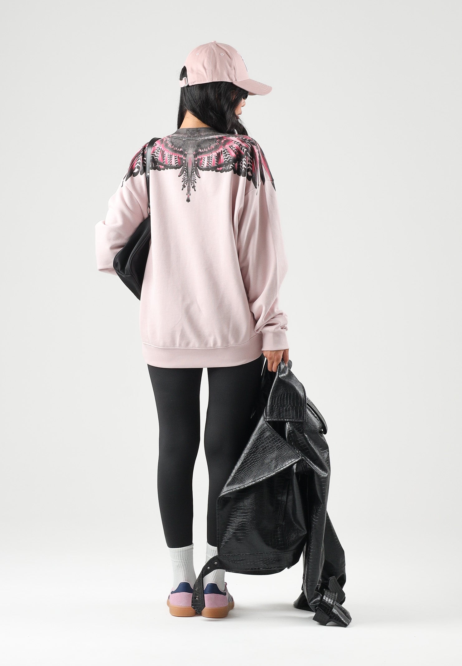 MARCELO BURLON COUNTY OF MILAN Felpa girocollo WINGS rosa per donna con stampa ali fucsia, nera e bianca sulle spalle. 26ICM30205 RO MARCELO BURLON COUNTY OF MILAN 