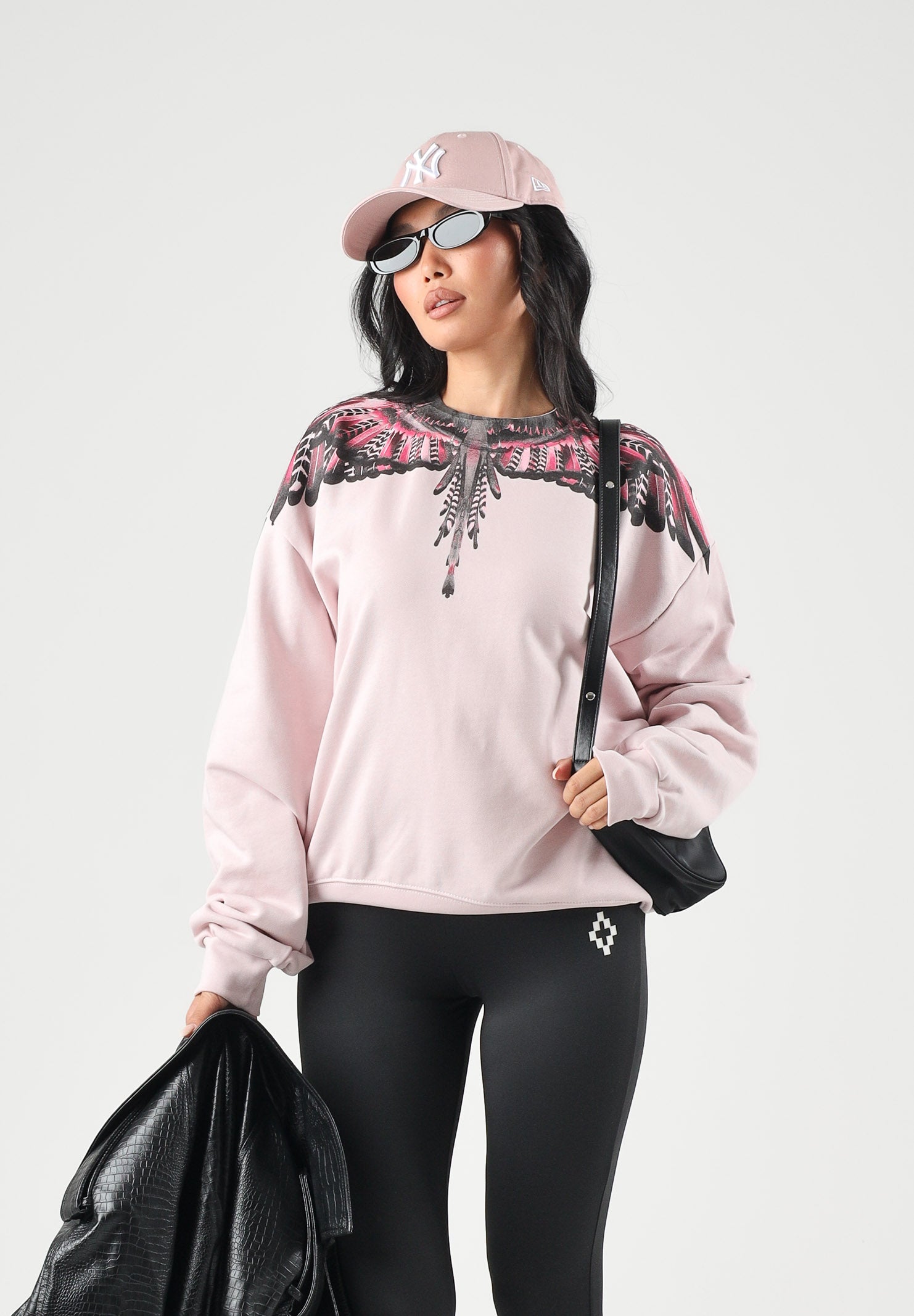 MARCELO BURLON COUNTY OF MILAN Felpa girocollo WINGS rosa per donna con stampa ali fucsia, nera e bianca sulle spalle. 26ICM30205 RO MARCELO BURLON COUNTY OF MILAN 
