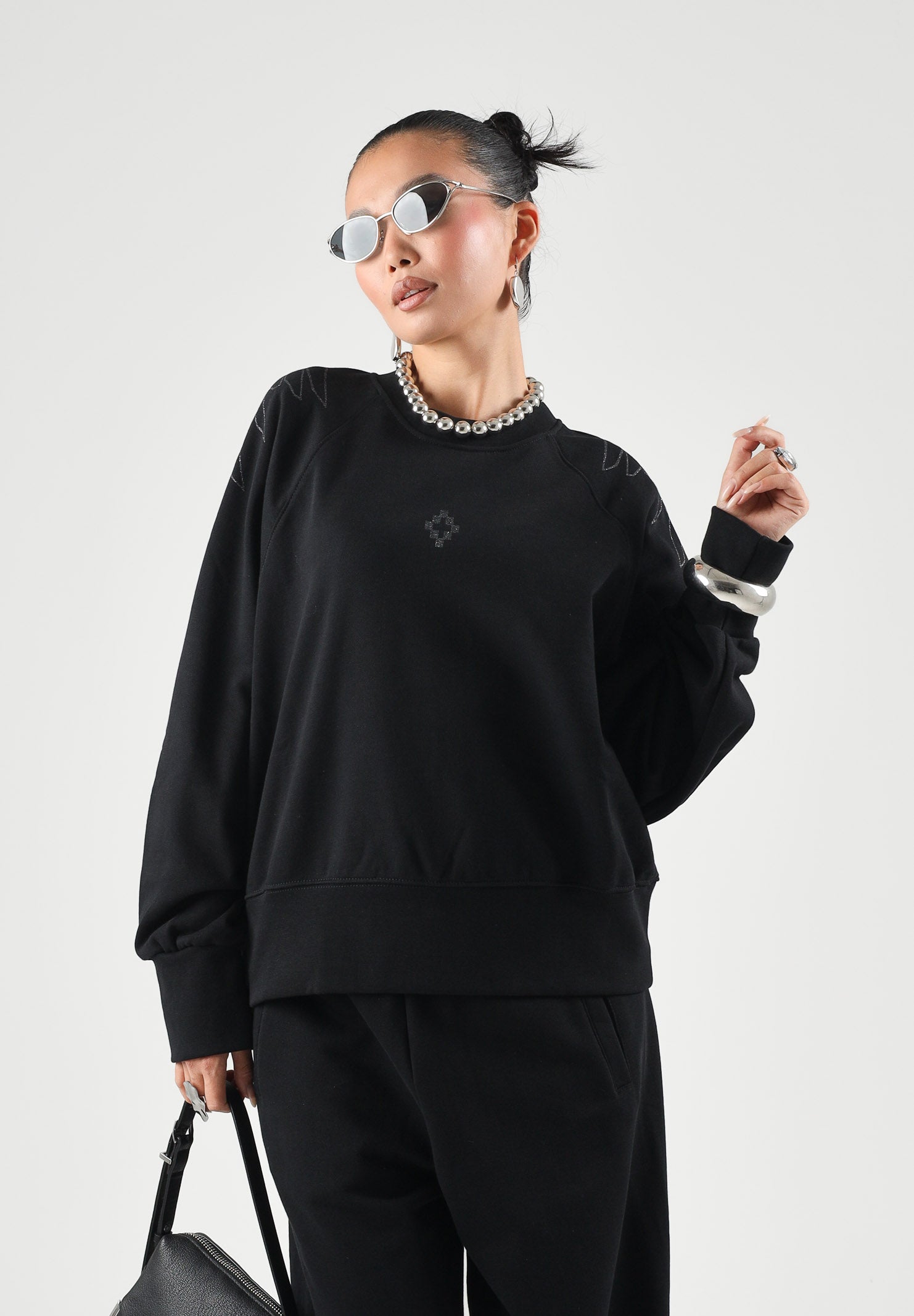 MARCELO BURLON COUNTY OF MILAN Felpa girocollo nero per donna con iconico ricamo grafico ad ali sulle spalle 26ICM30220 NE MARCELO BURLON COUNTY OF MILAN 