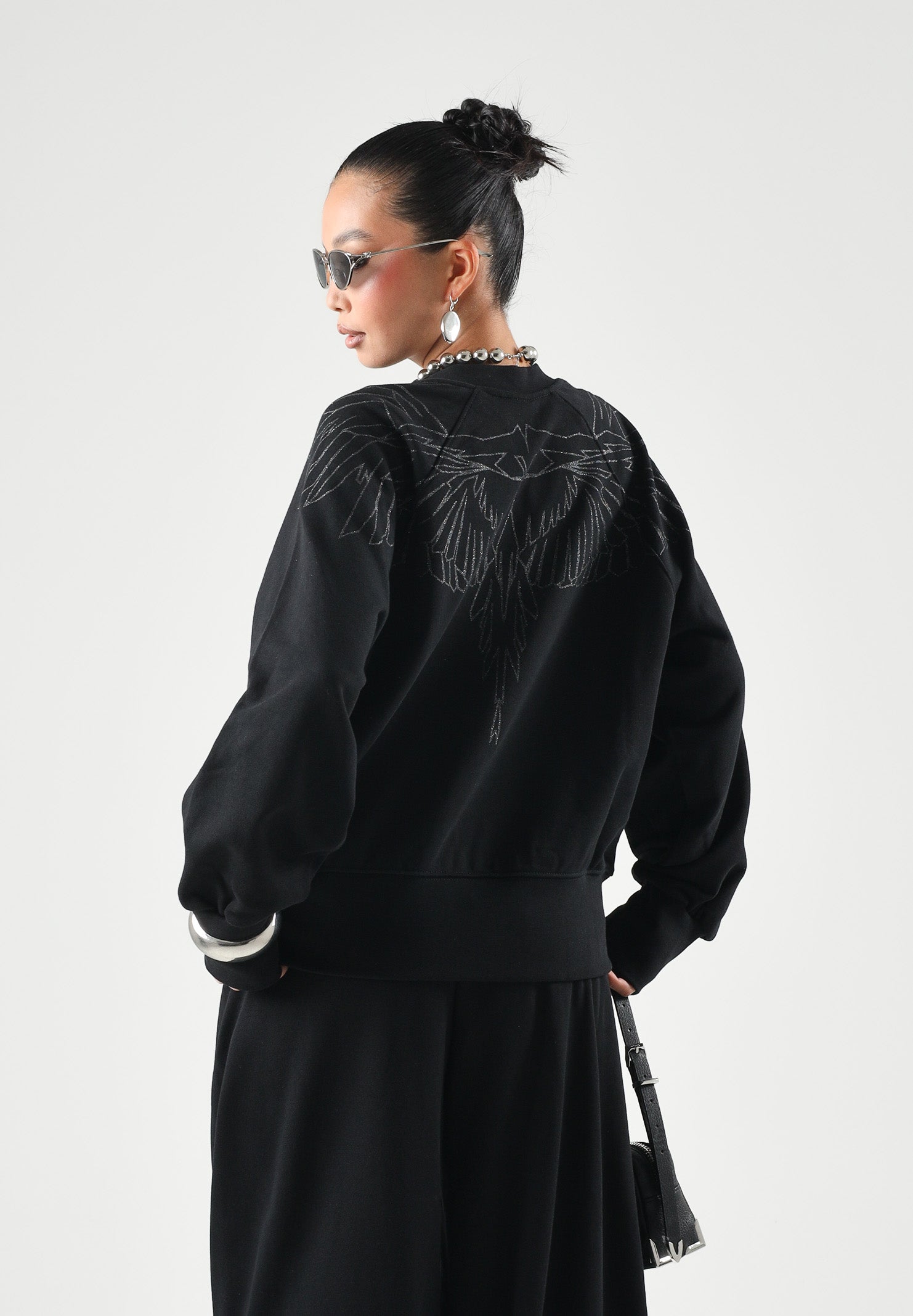 MARCELO BURLON COUNTY OF MILAN Felpa girocollo nero per donna con iconico ricamo grafico ad ali sulle spalle 26ICM30220 NE MARCELO BURLON COUNTY OF MILAN 