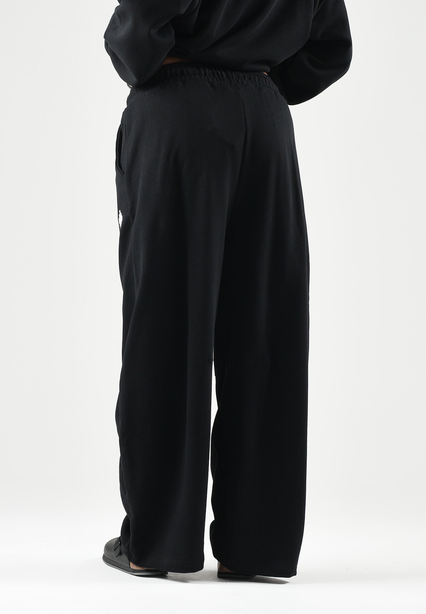 MARCELO BURLON COUNTY OF MILAN Pantaloni tuta neri per donna con gamba ampia, vita elasticizzata e mini logo. 26ICM30245 NE MARCELO BURLON COUNTY OF MILAN 