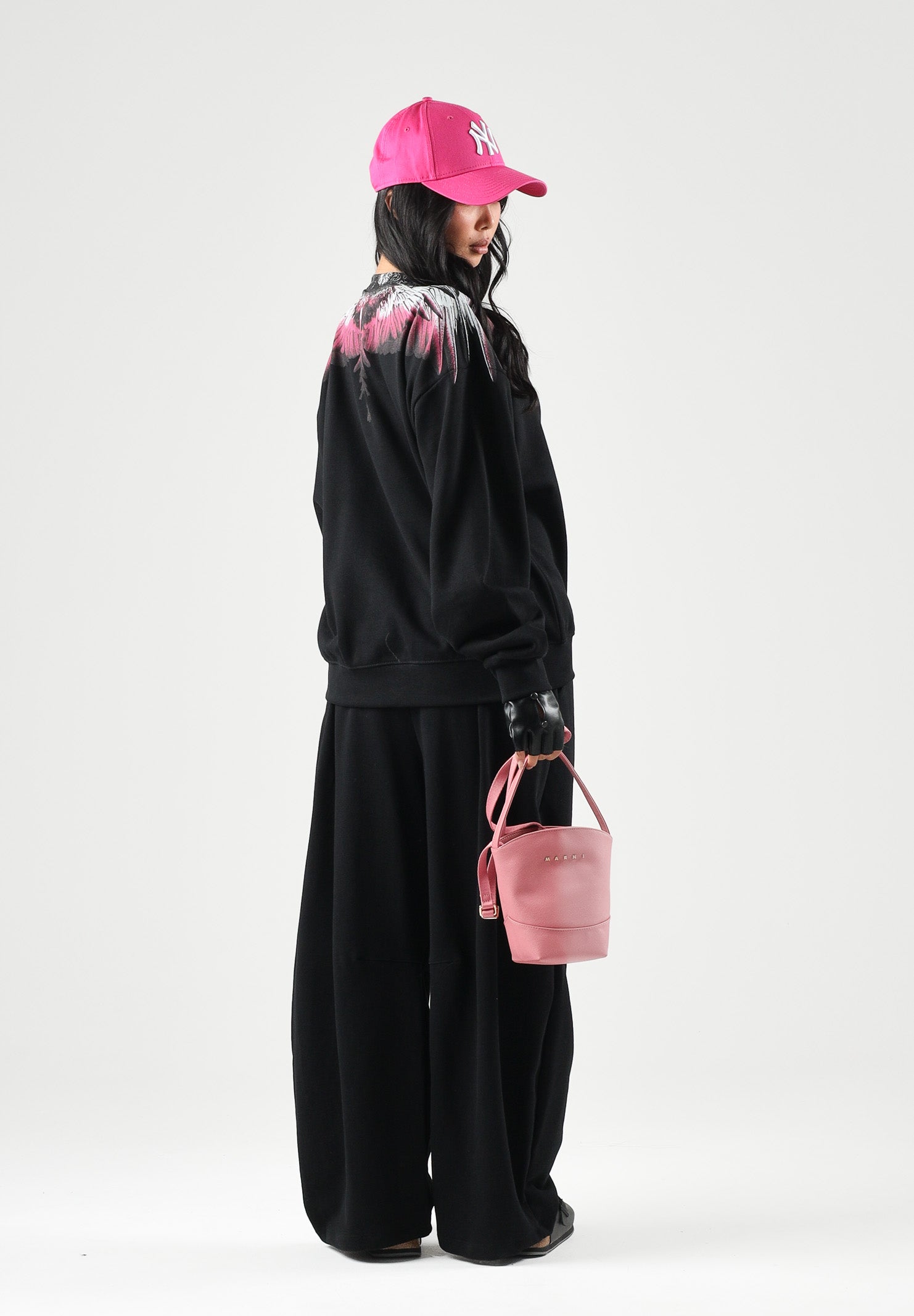 MARCELO BURLON COUNTY OF MILAN Pantaloni tuta neri per donna con gamba ampia, vita elasticizzata e mini logo. 26ICM30245 NE MARCELO BURLON COUNTY OF MILAN 