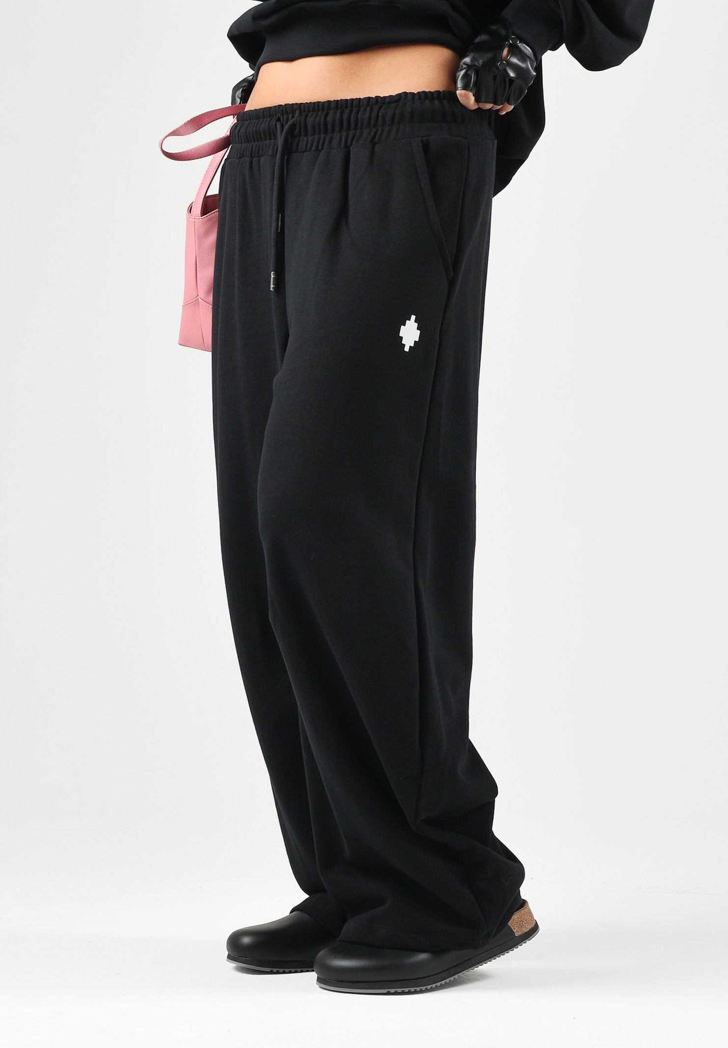 MARCELO BURLON COUNTY OF MILAN Pantaloni tuta neri per donna con gamba ampia, vita elasticizzata e mini logo. 26ICM30245 NE MARCELO BURLON COUNTY OF MILAN 