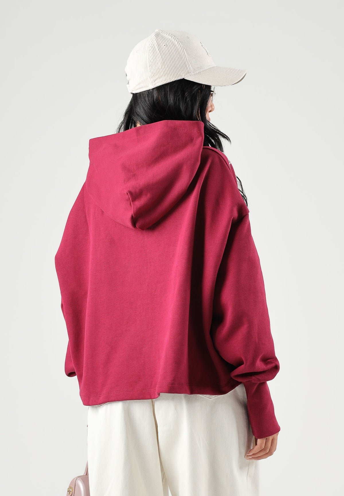MARCELO BURLON COUNTY OF MILAN Felpa con cappuccio cherry-fucsia per donna con iconico ricamo grafico ad ali sulle spalle 26ICM30270 CH MARCELO BURLON COUNTY OF MILAN 