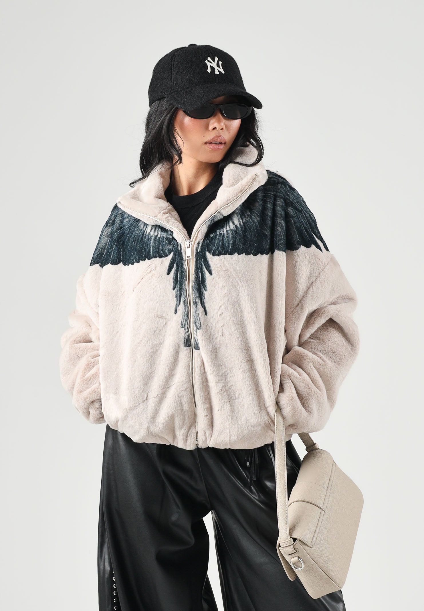 MARCELO BURLON COUNTY OF MILAN Eco-pelliccia WINGS latte-nero da donna con logo iconico ali 26ICM30274 LA MARCELO BURLON COUNTY OF MILAN 