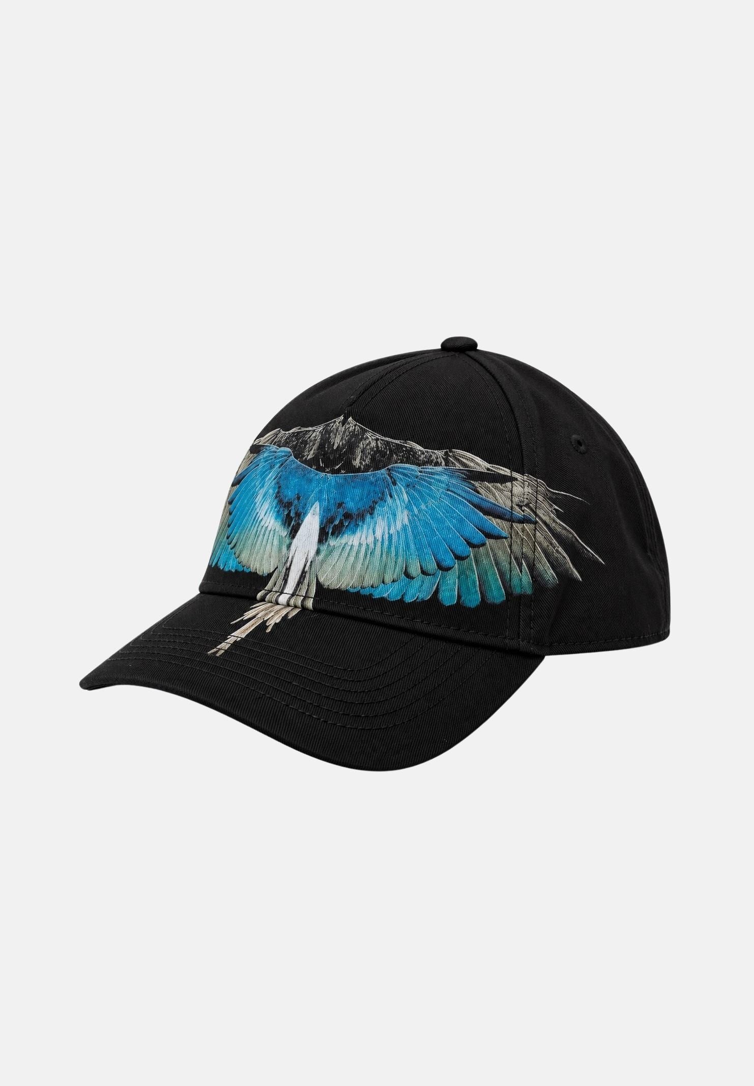 MARCELO BURLON Cappello baseball WINGS Black light blue nero per uomo e donna, con ali azzurre sul davanti, visiera curva e cinturino regolabile. BL00CON0011 V1 MARCELO BURLON COUNTY OF MILAN 