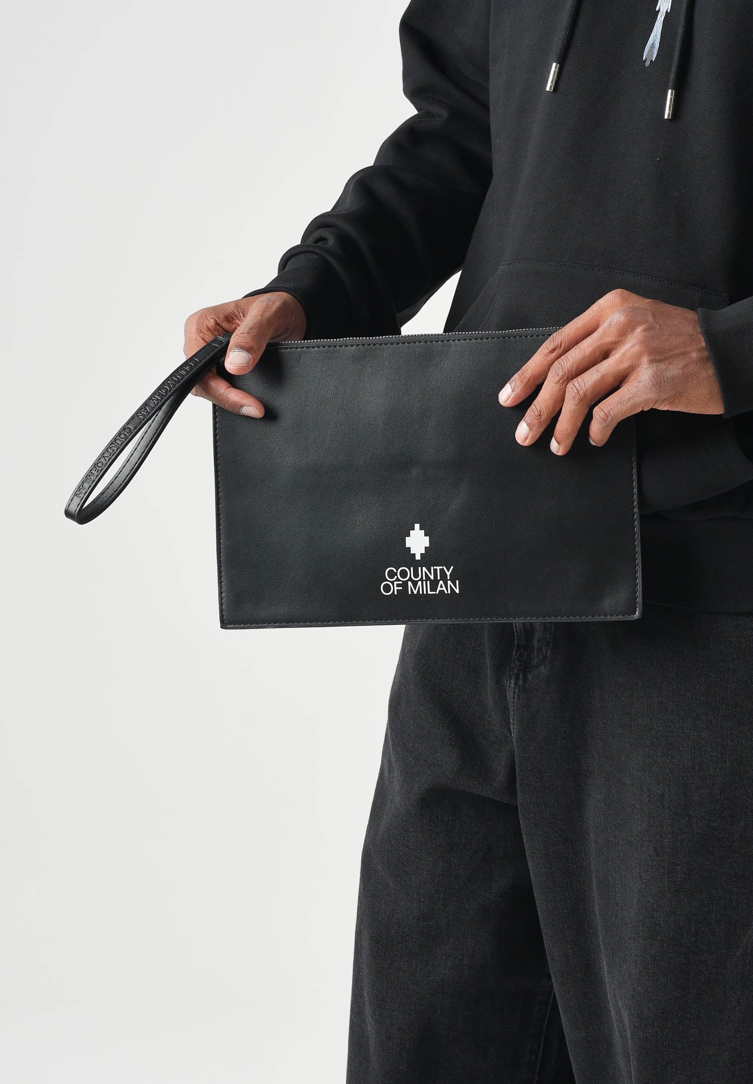MARCELO BURLON COUNTY OF MILAN Pochette in eco-pelle ISTITUTIONAL nera per uomo e donna con polsino COMAF261003 . MARCELO BURLON COUNTY OF MILAN 